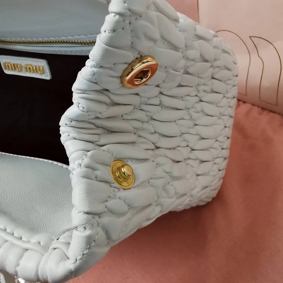 미우미우 크리스탈 클로케 나파 가죽 핸드백 화이트