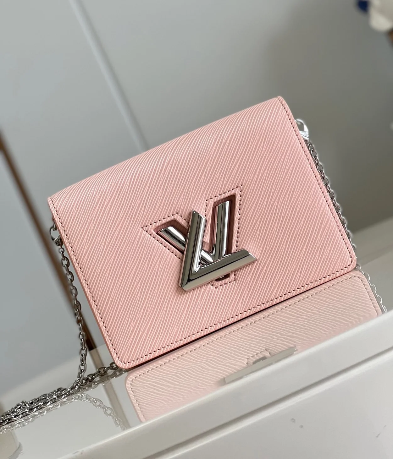 루이비통 트위스트 벨트 체인 파우치 M68559