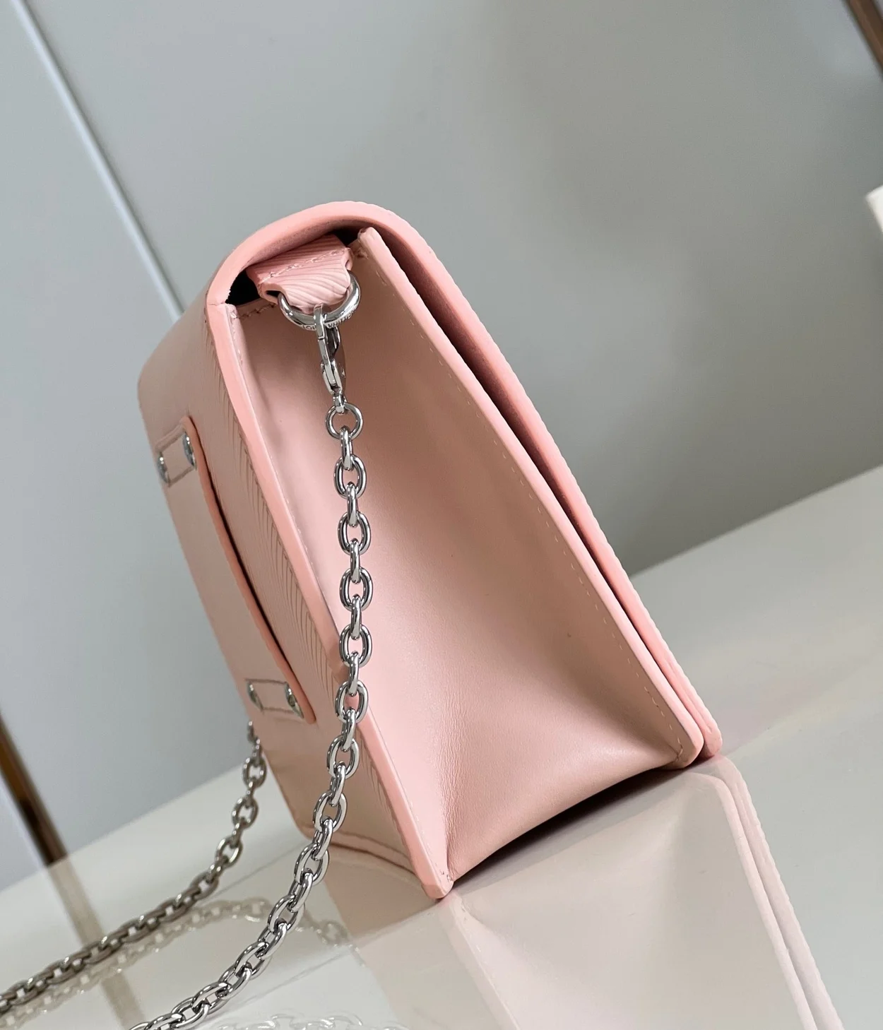 루이비통 트위스트 벨트 체인 파우치 M68559