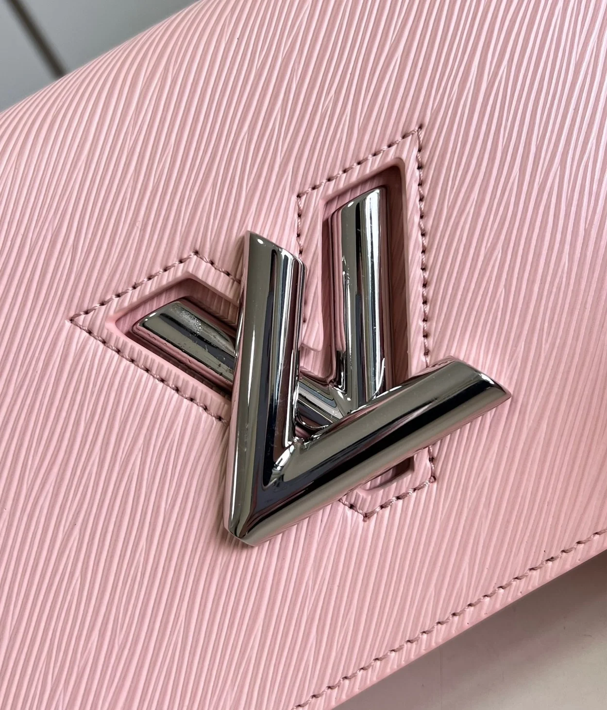 루이비통 트위스트 벨트 체인 파우치 M68559