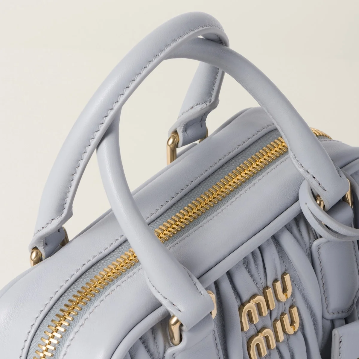 미우미우 스몰 아르카디 마테라쎄 나파 가죽백 콘플라워