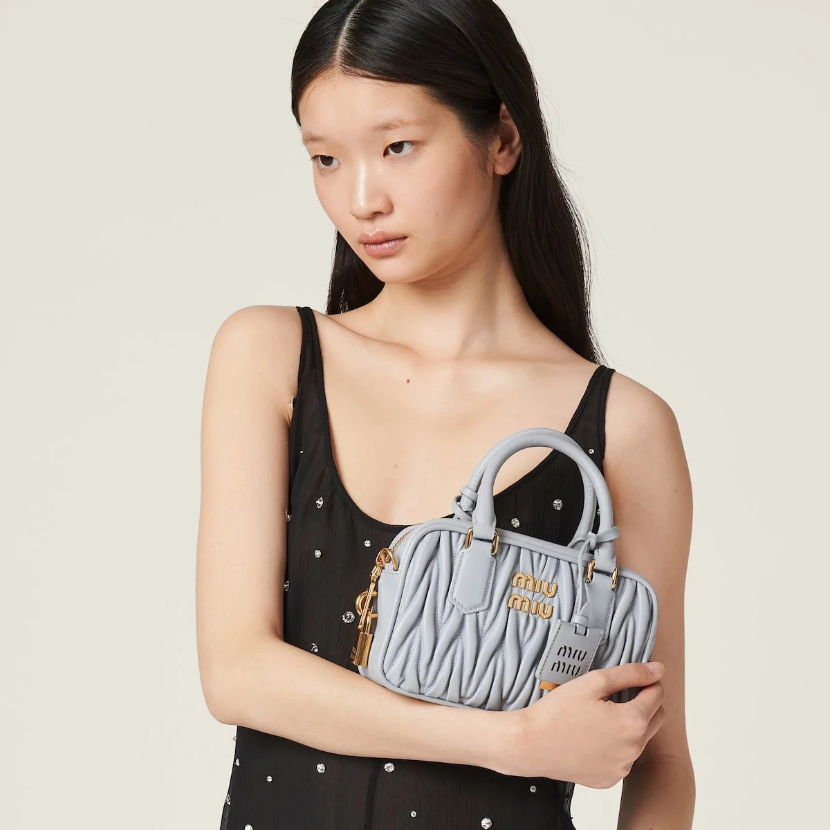 미우미우 스몰 아르카디 마테라쎄 나파 가죽백 콘플라워