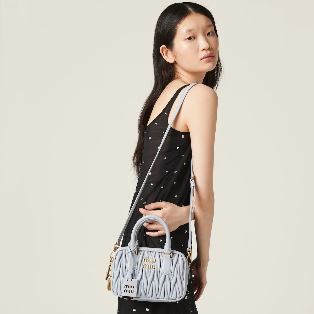 미우미우 스몰 아르카디 마테라쎄 나파 가죽백 콘플라워