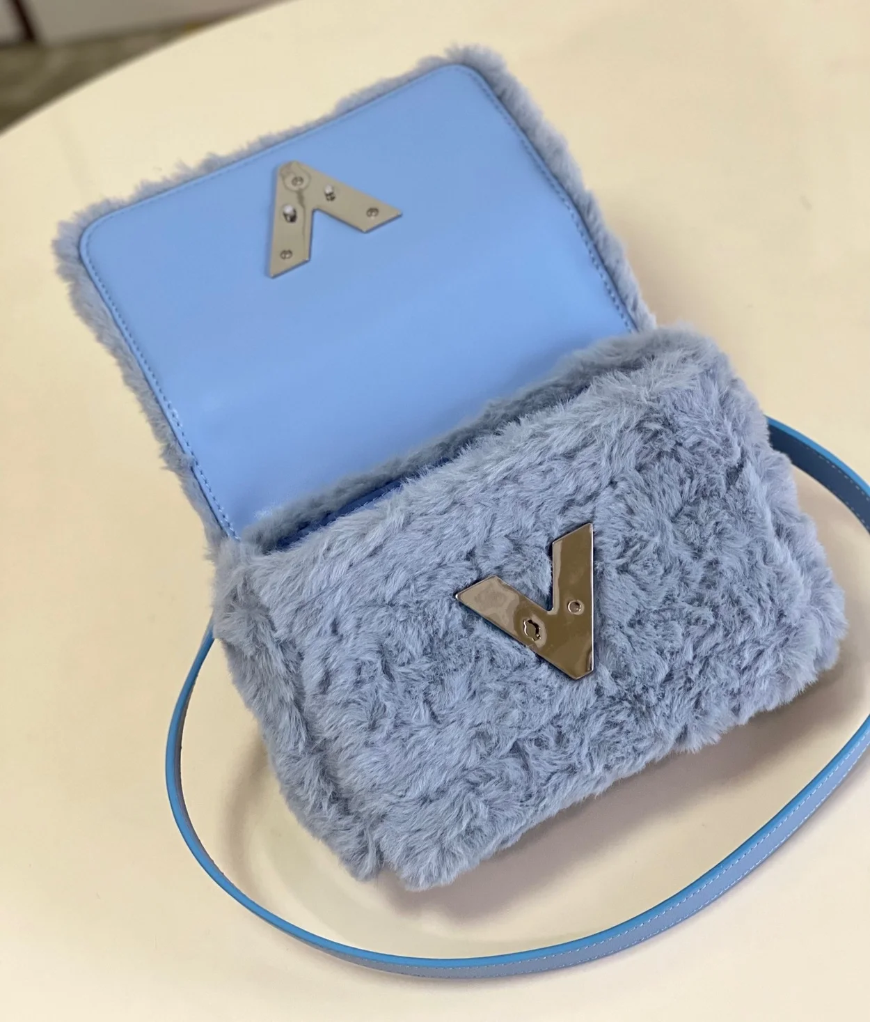 루이비통 트위스트 MM M21040