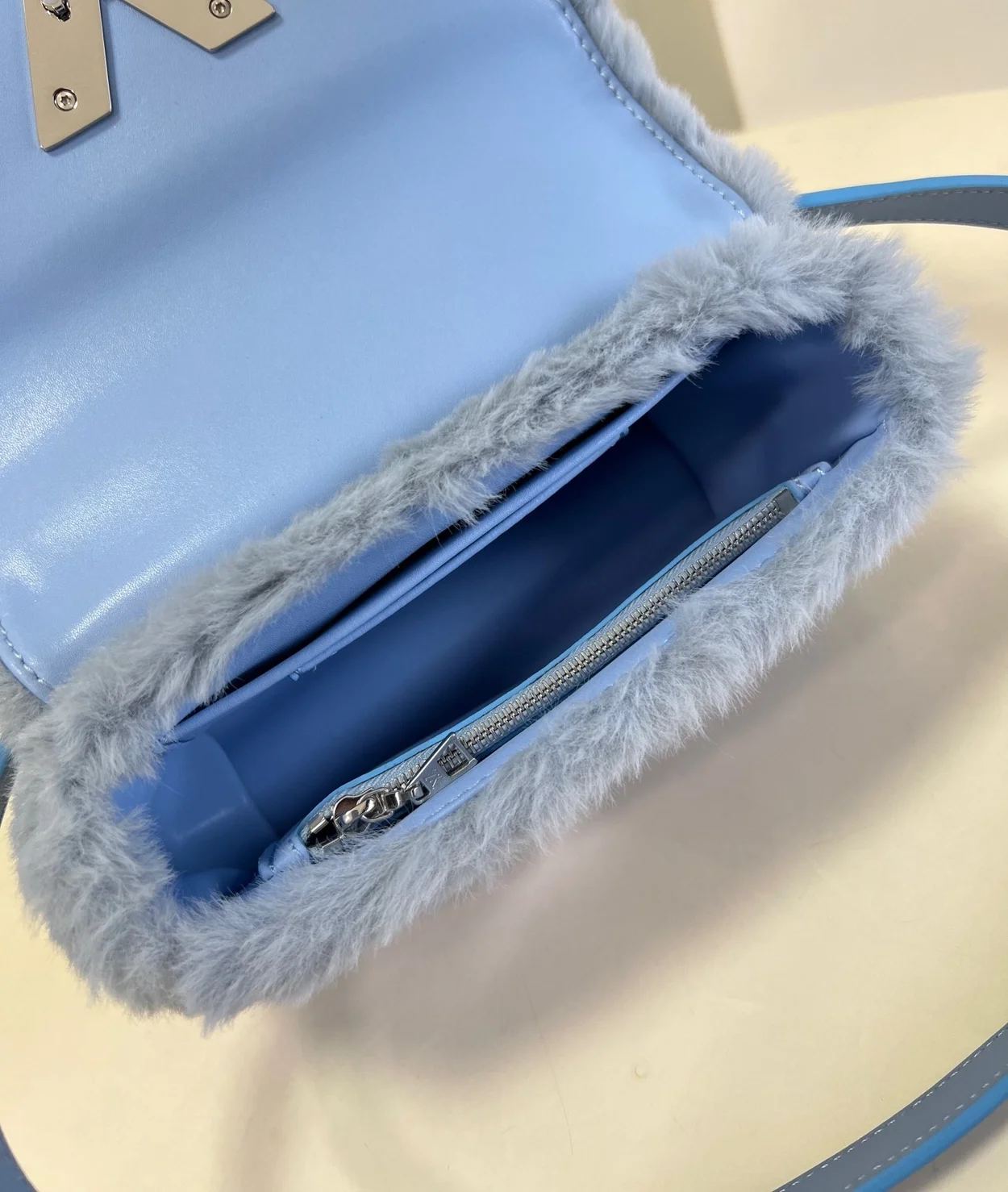 루이비통 트위스트 MM M21040