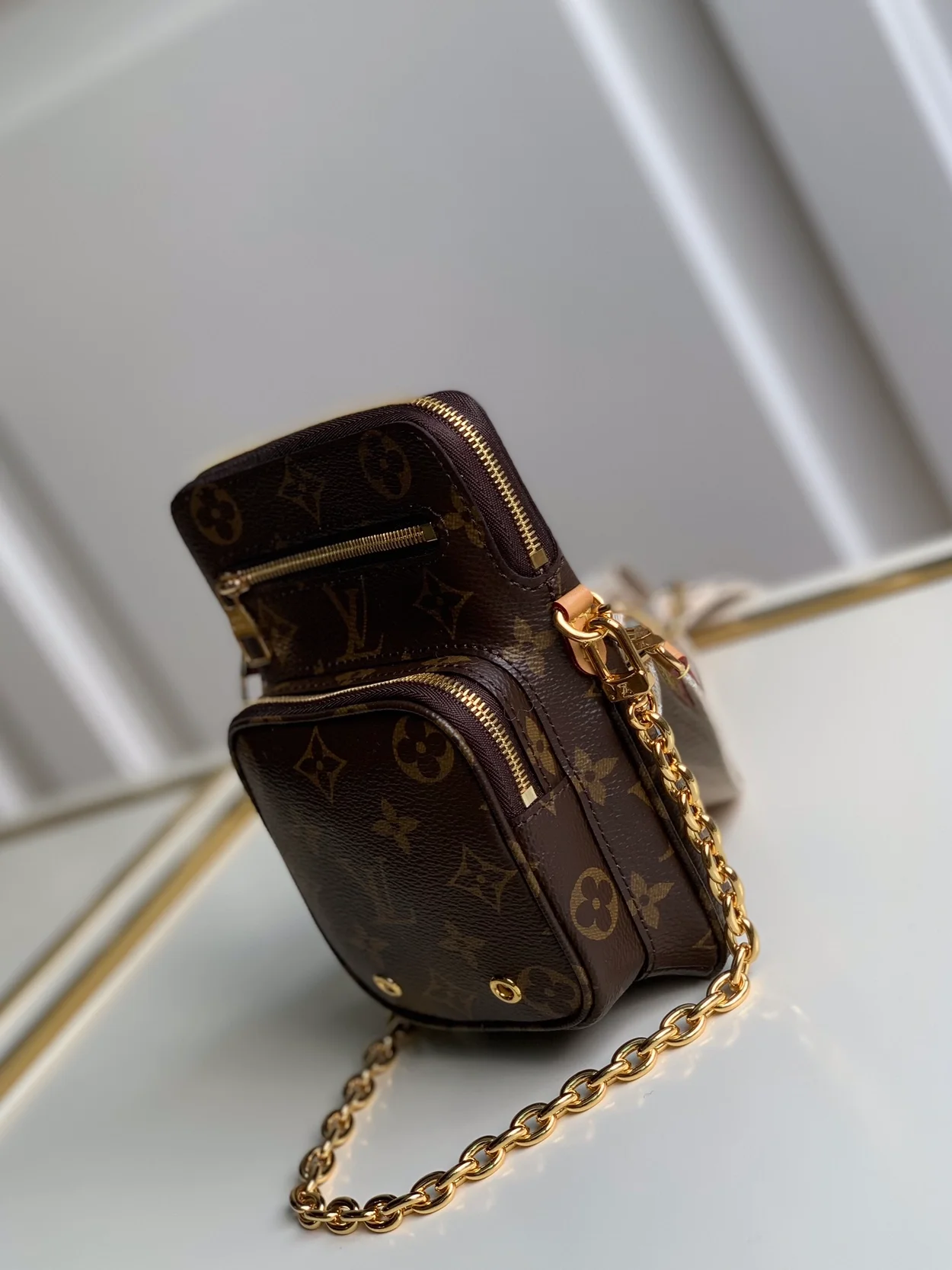 루이비통 유틸리티 폰 포켓 백 M80746