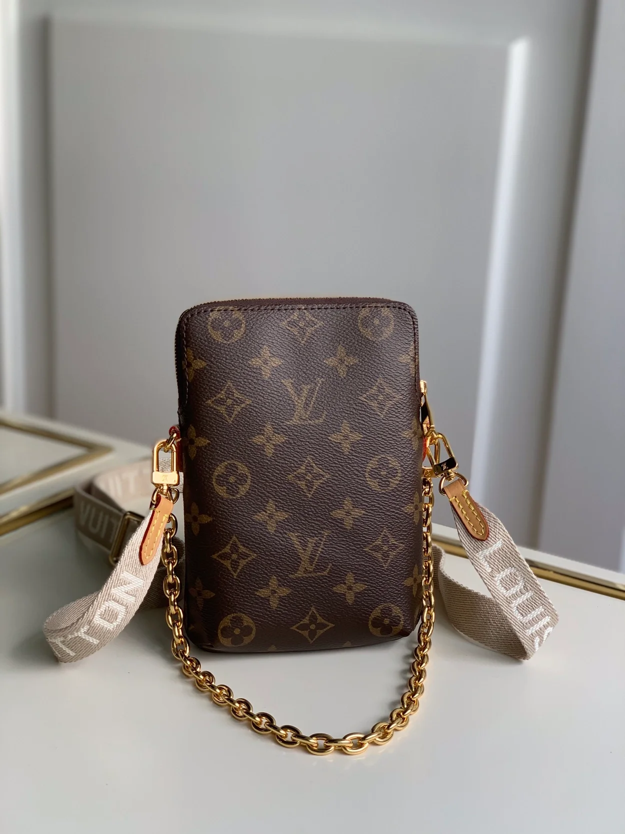 루이비통 유틸리티 폰 포켓 백 M80746