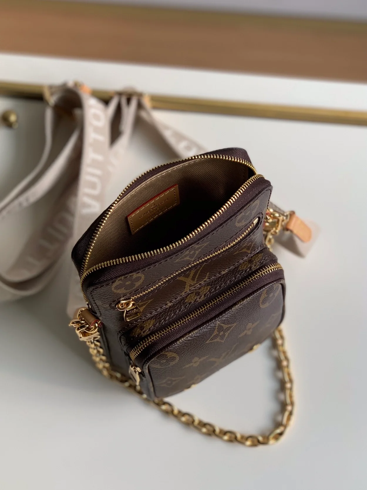 루이비통 유틸리티 폰 포켓 백 M80746