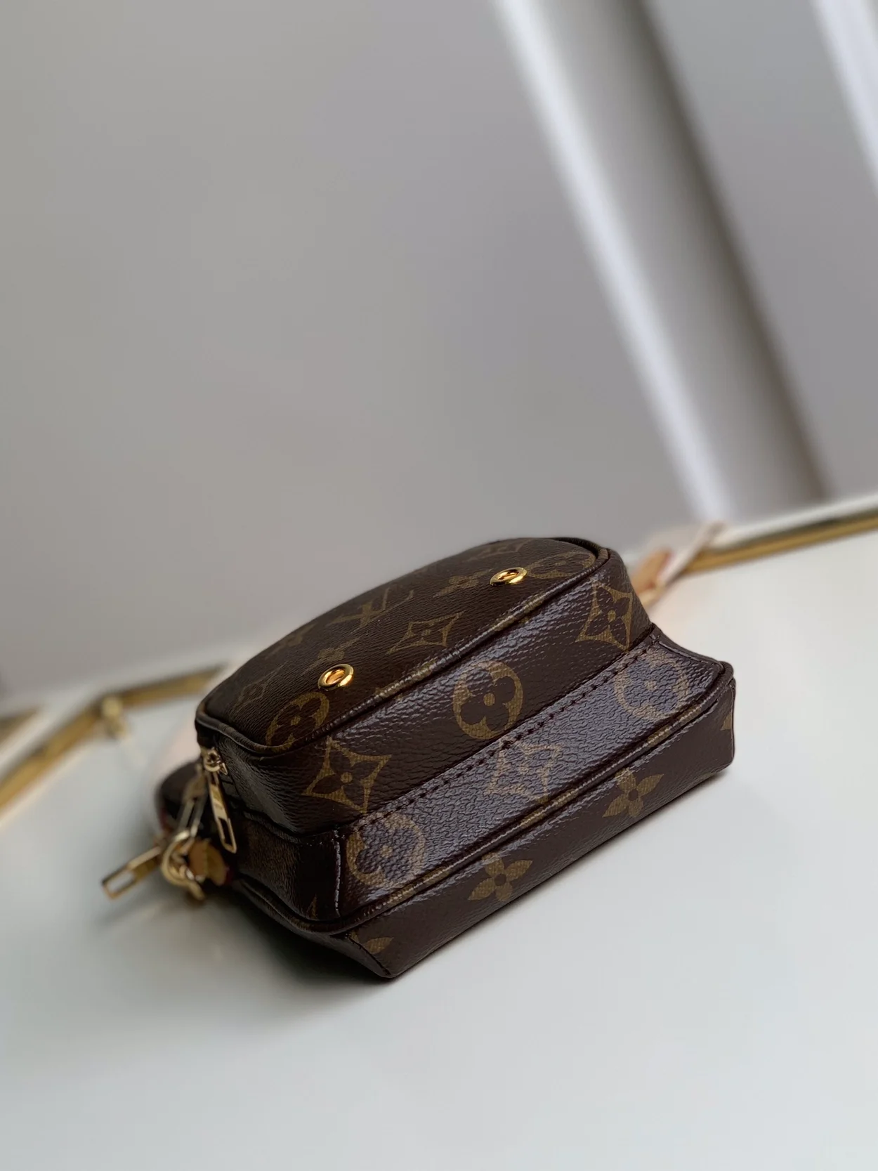 루이비통 유틸리티 폰 포켓 백 M80746