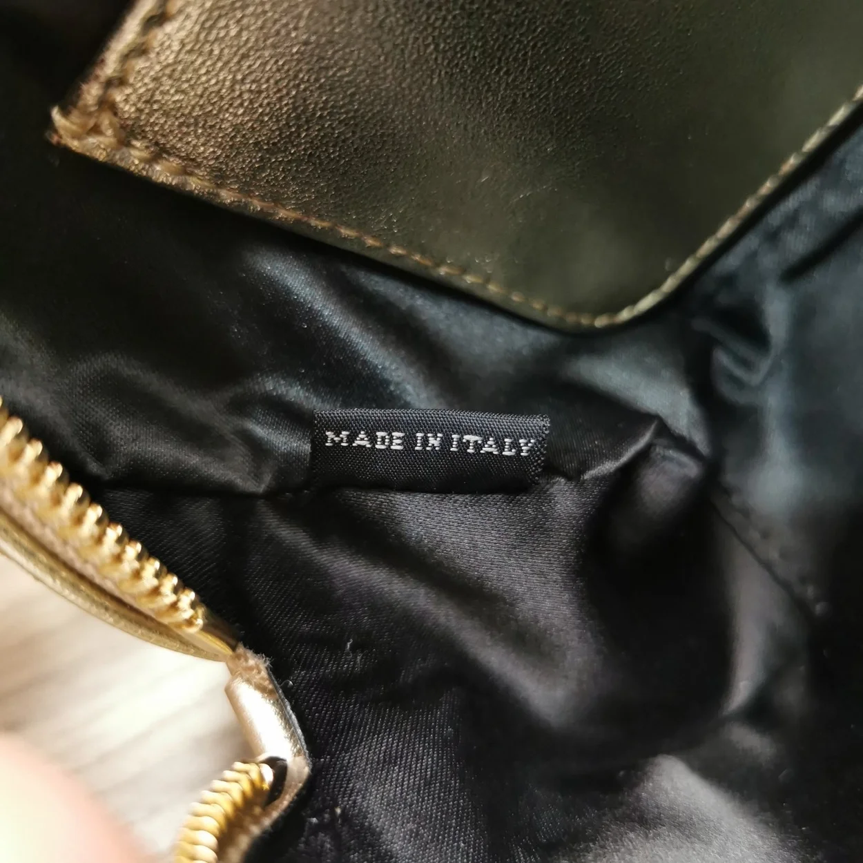 미우미우 마테라쎄 나파 가죽 탑 핸들 미니백 골드