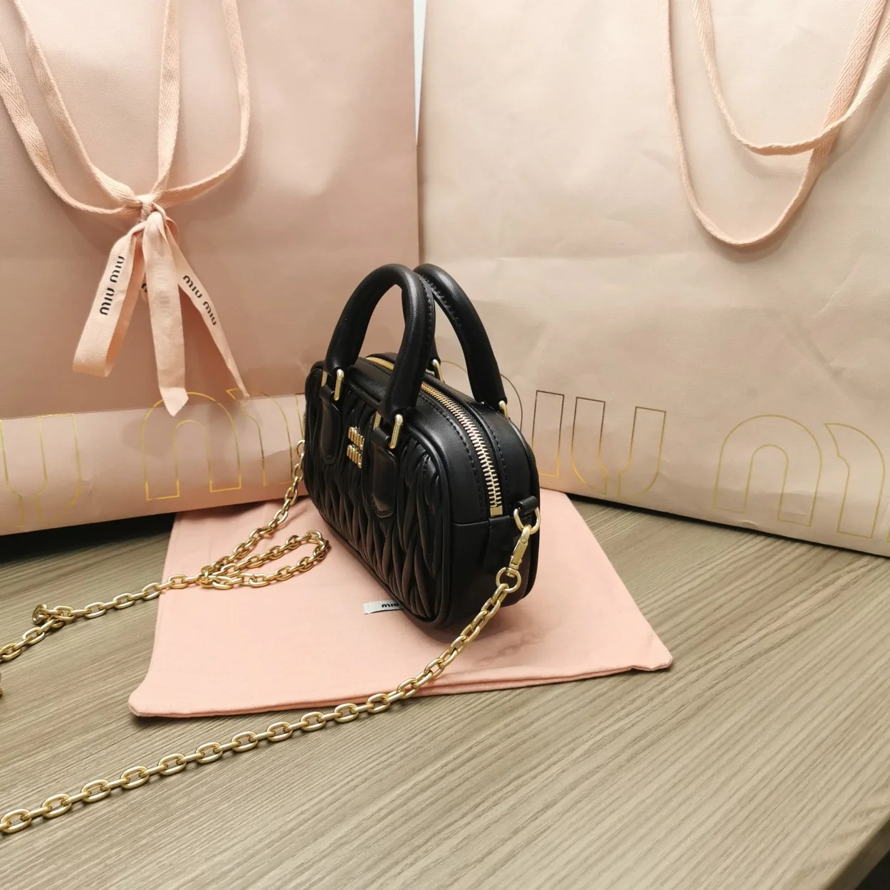 미우미우 마테라쎄 나파 가죽 탑 핸들 미니백 블랙