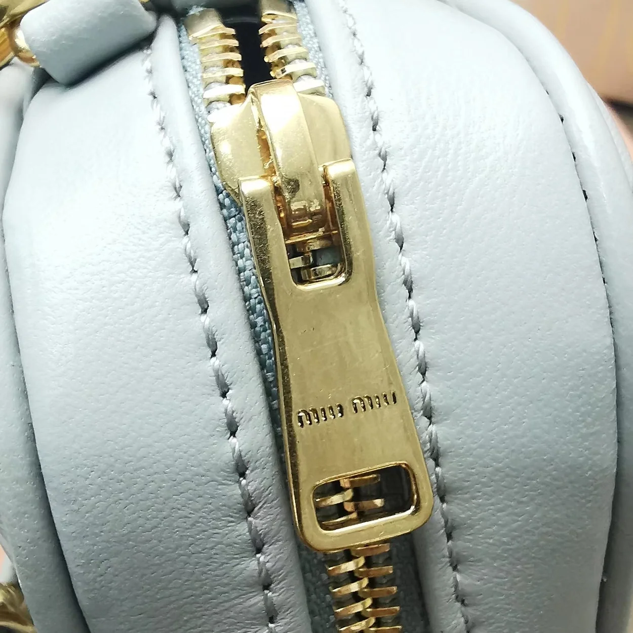 미우미우 마테라쎄 나파 가죽 탑 핸들 미니백 콘플라워