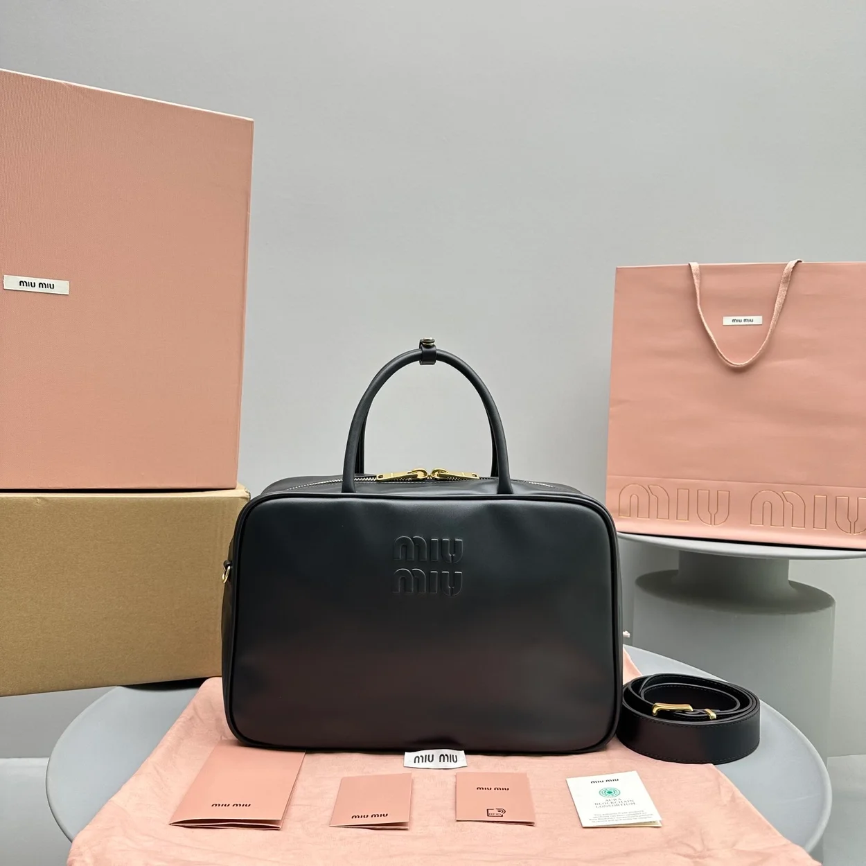 미우미우 가죽 스트랩 탑 핸들백 블랙