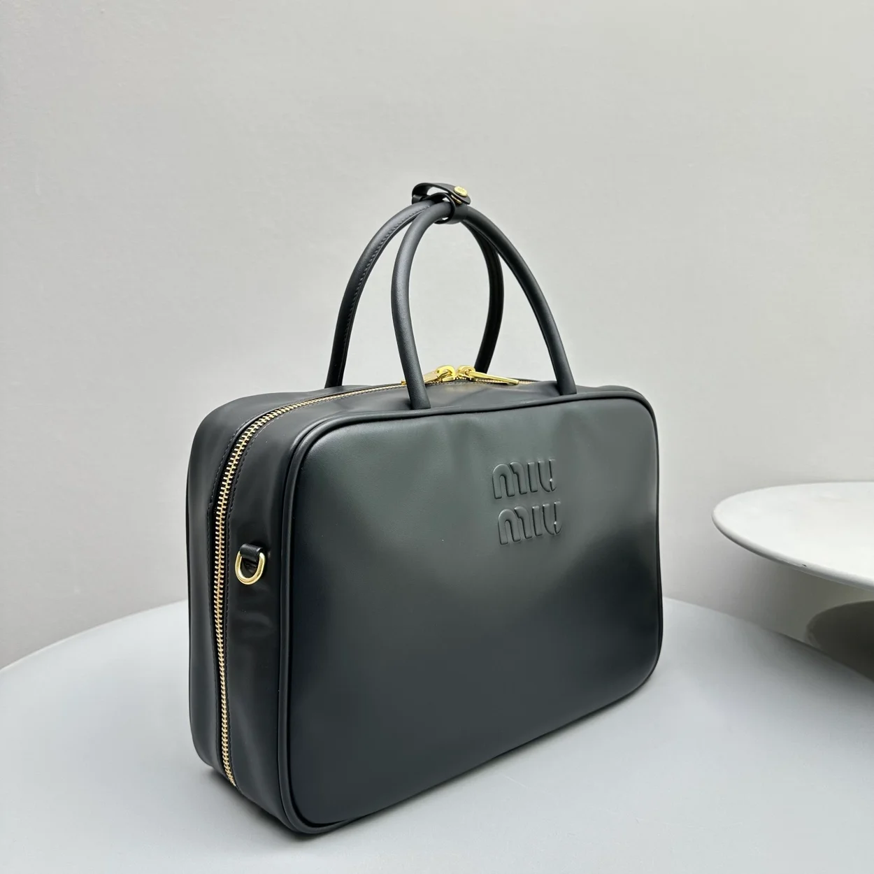 미우미우 가죽 스트랩 탑 핸들백 블랙