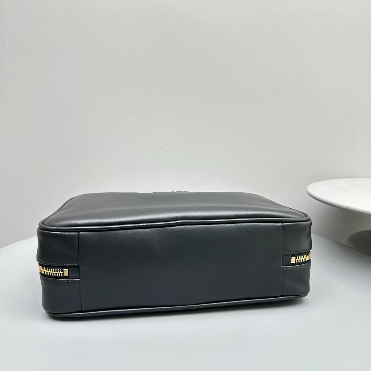 미우미우 가죽 스트랩 탑 핸들백 블랙