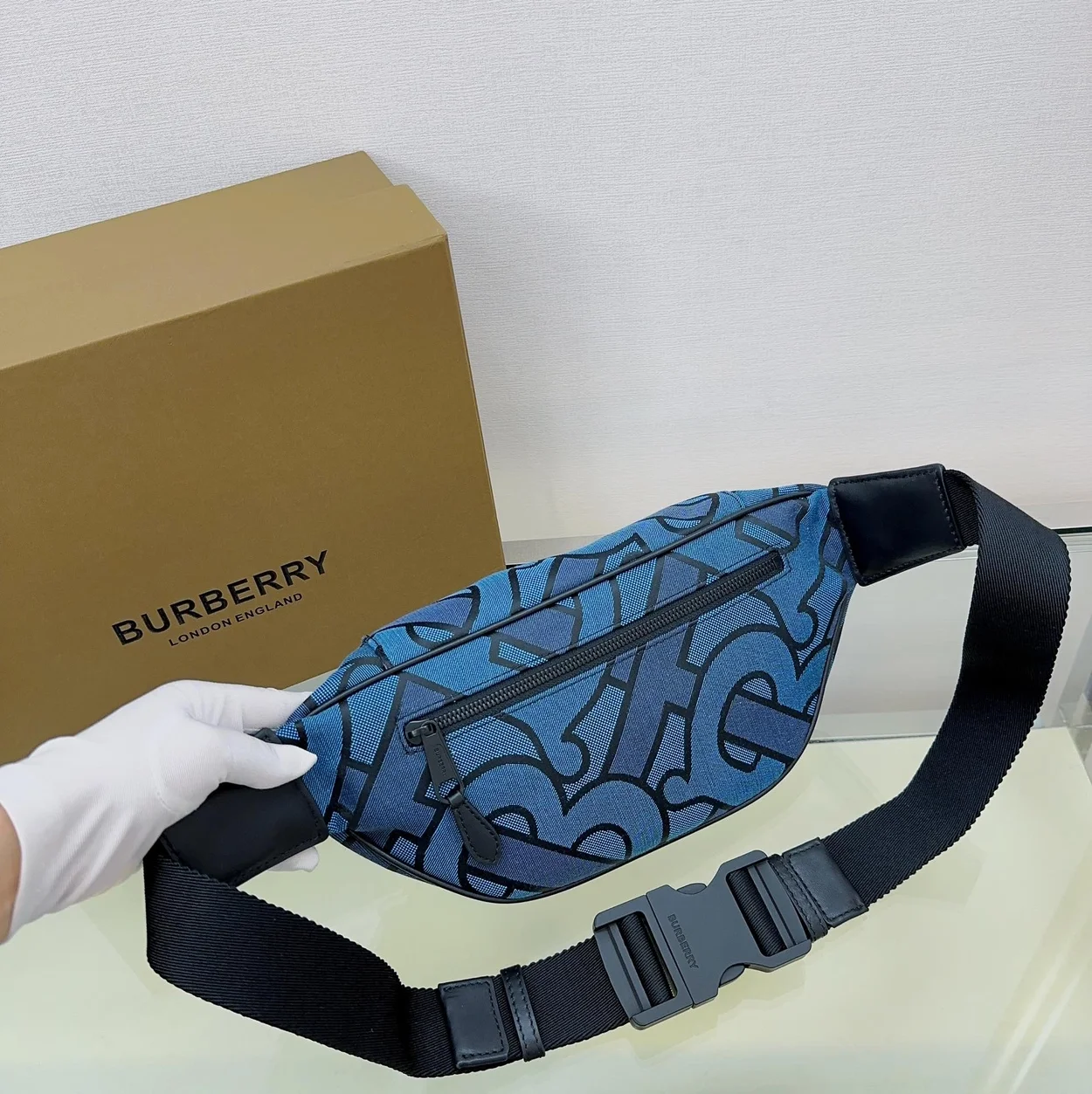 버버리 소니 모노그램 자카드 범백