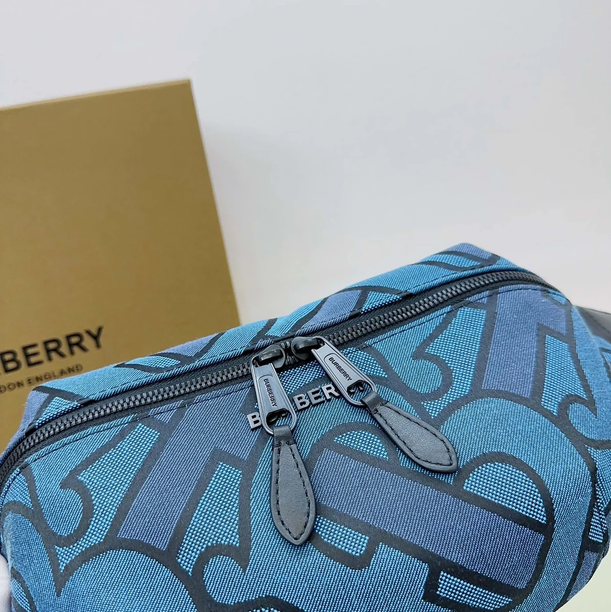 버버리 소니 모노그램 자카드 범백