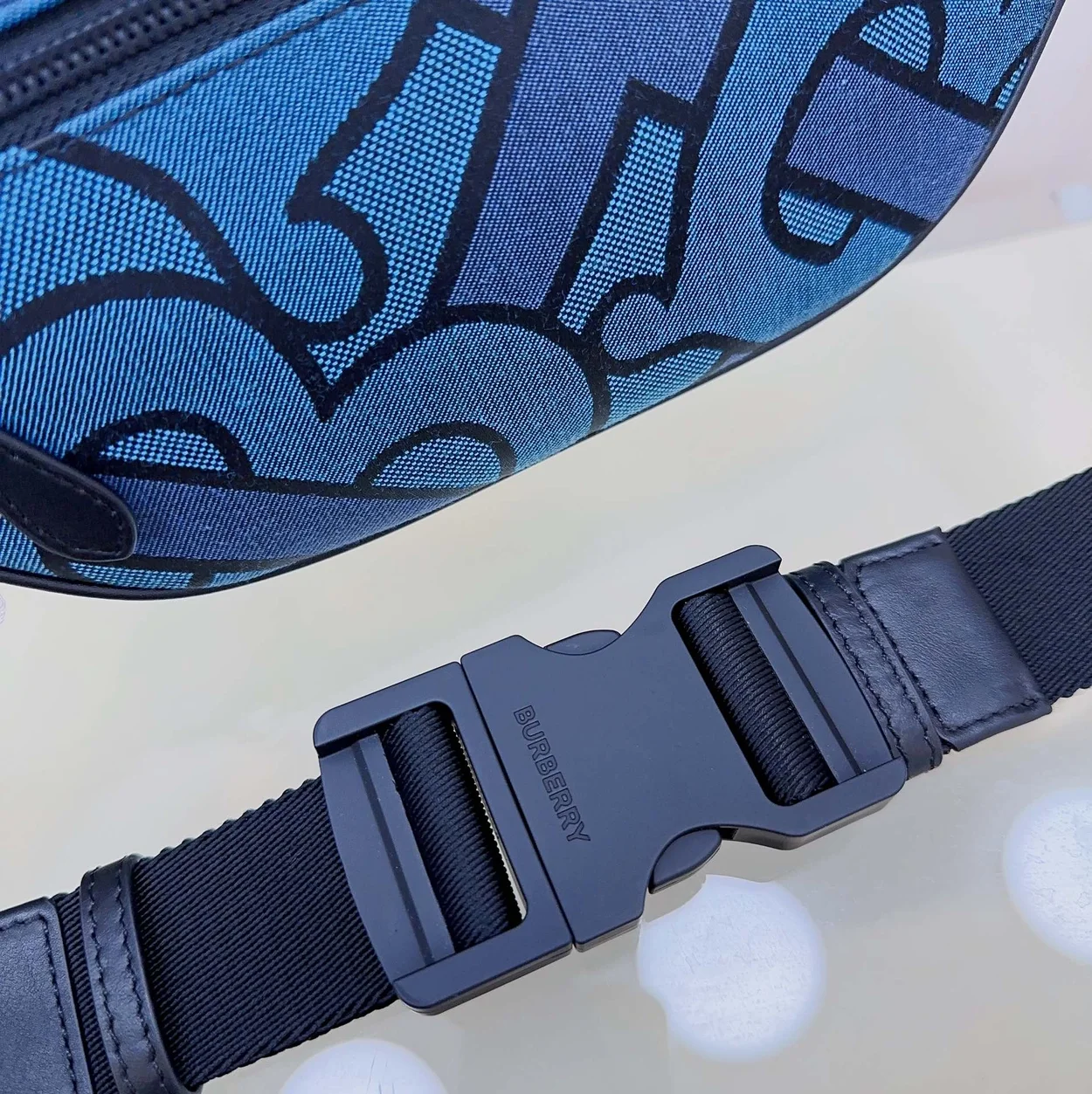 버버리 소니 모노그램 자카드 범백