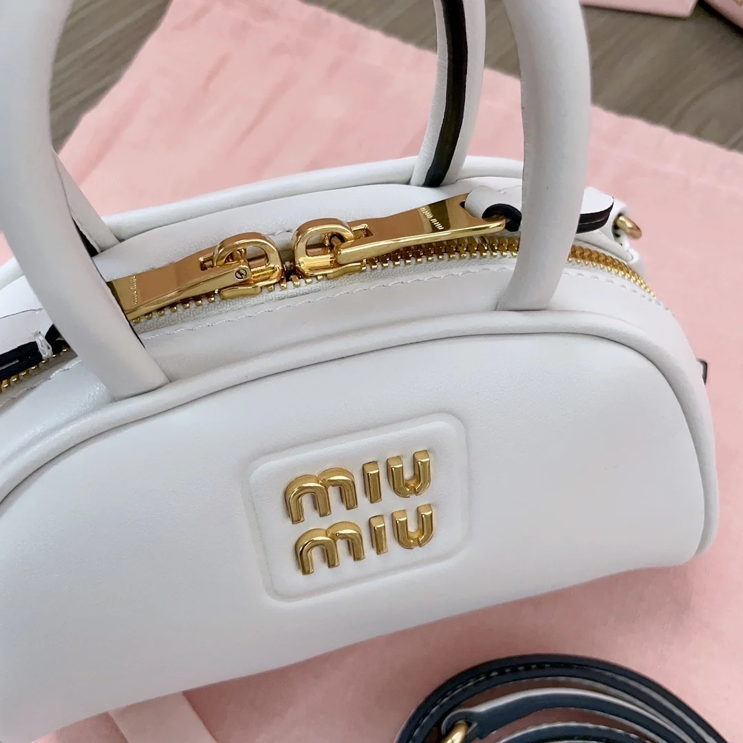 미우미우 가죽 탑 핸들 미니백 화이트