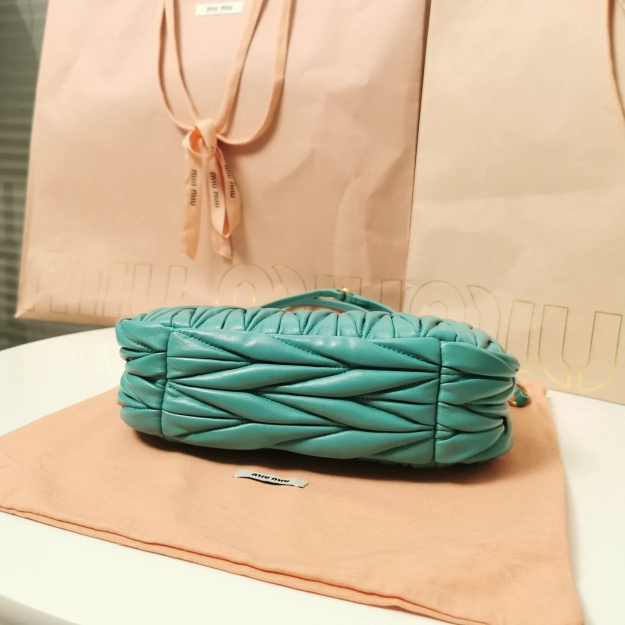 미우미우 스몰 완더 마테라쎄 나파 가죽 호보백 그린