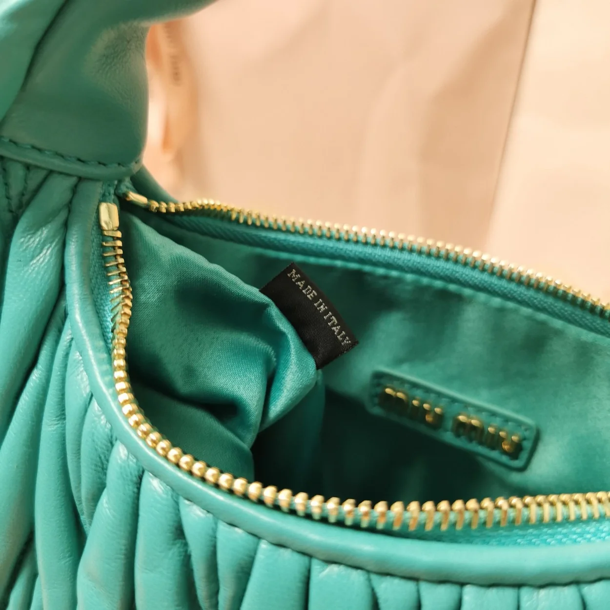 미우미우 스몰 완더 마테라쎄 나파 가죽 호보백 그린