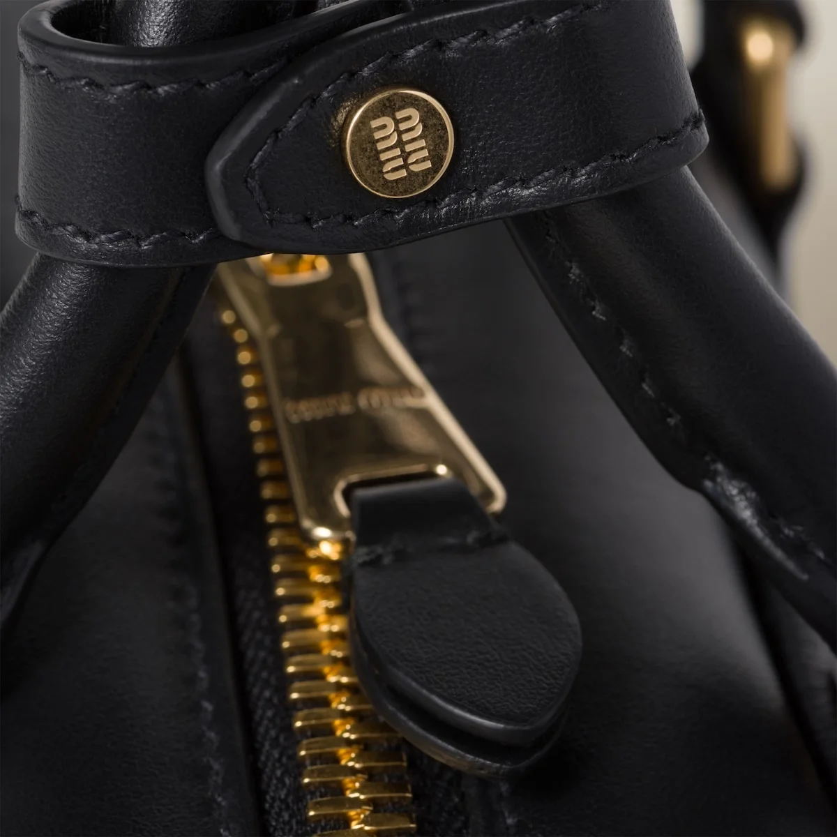 미우미우 레귤러 아르카디 가죽백 블랙