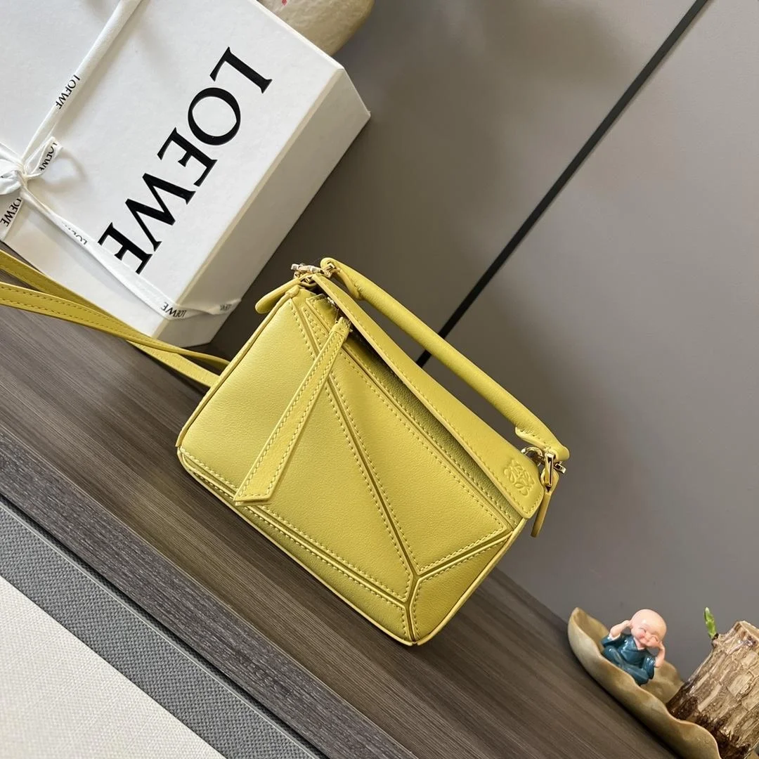 로에베 클래식 카프스킨 미니 퍼즐 백 옐로우