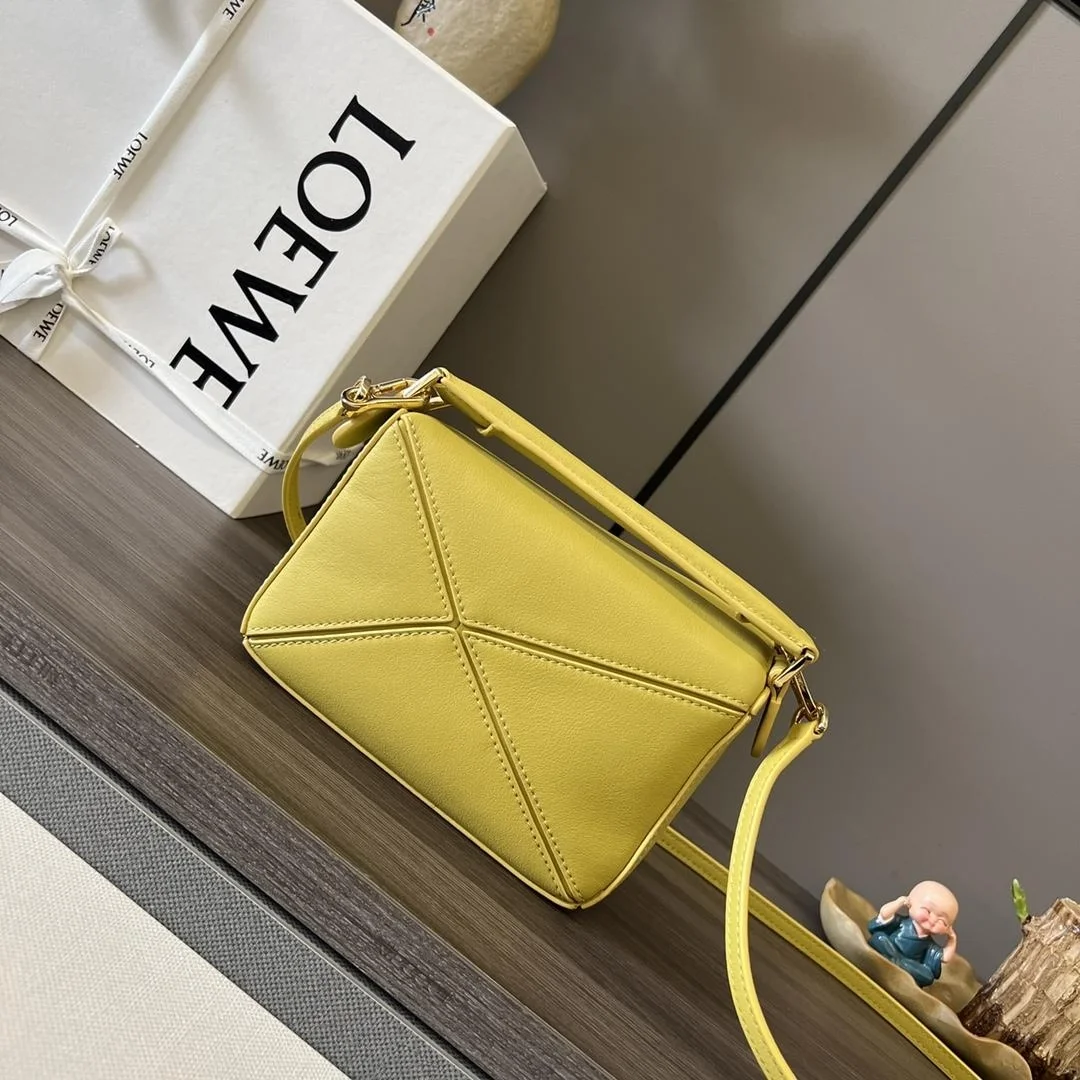 로에베 클래식 카프스킨 미니 퍼즐 백 옐로우