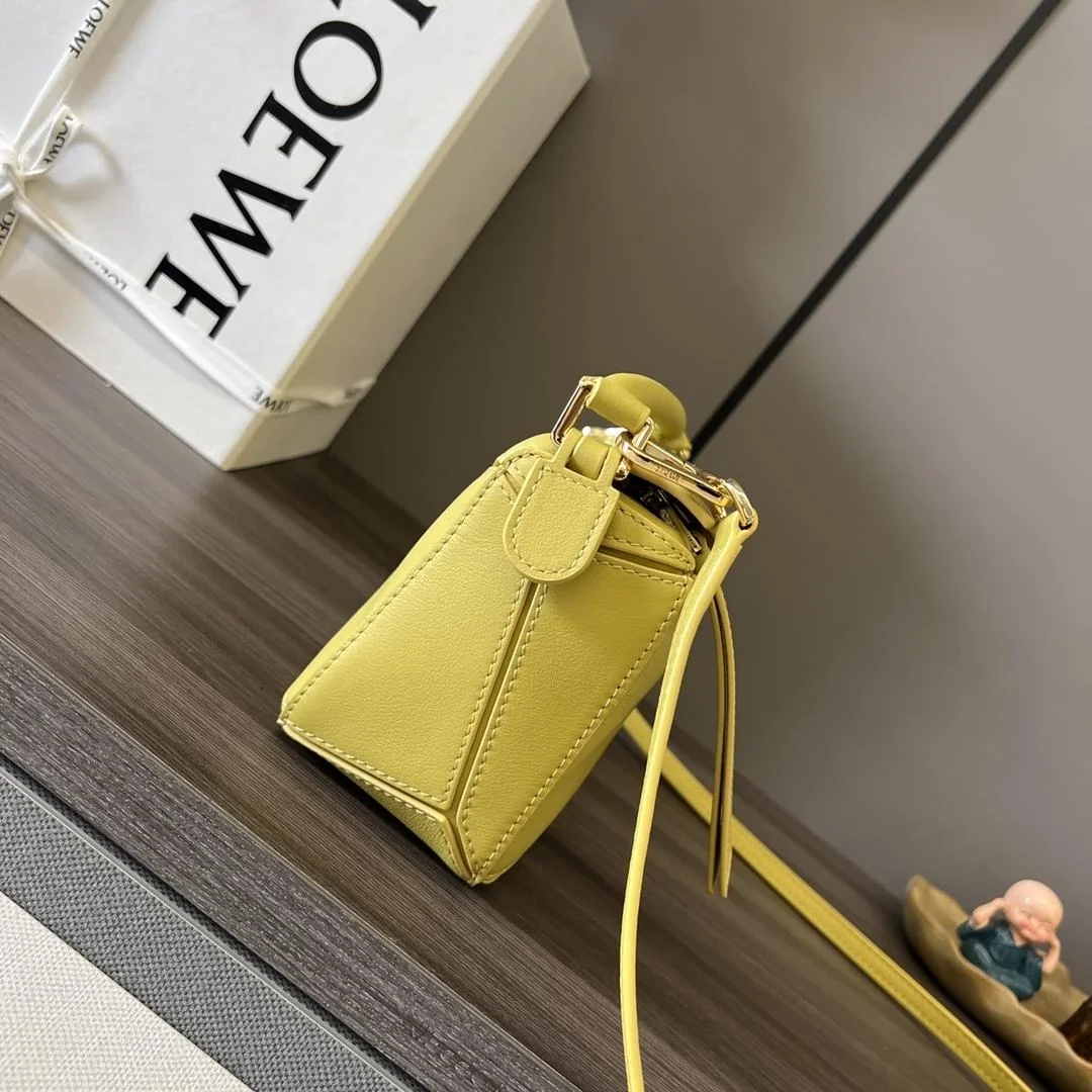 로에베 클래식 카프스킨 미니 퍼즐 백 옐로우