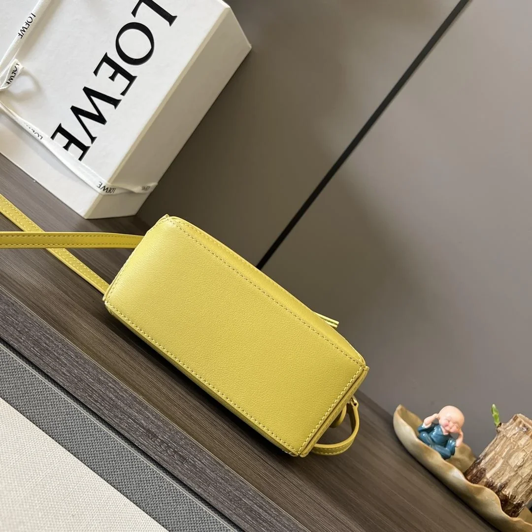 로에베 클래식 카프스킨 미니 퍼즐 백 옐로우