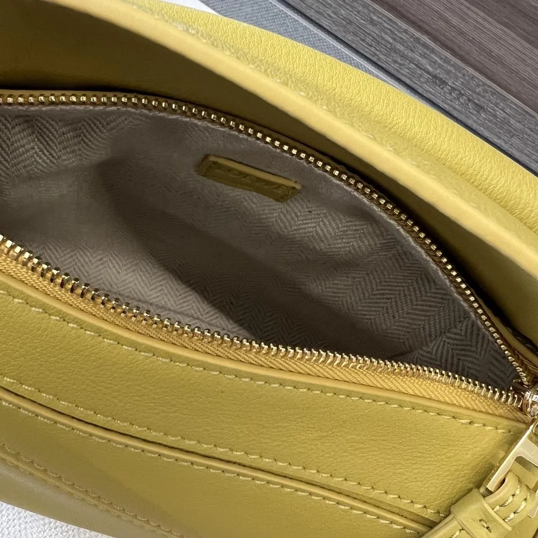 로에베 클래식 카프스킨 미니 퍼즐 백 옐로우