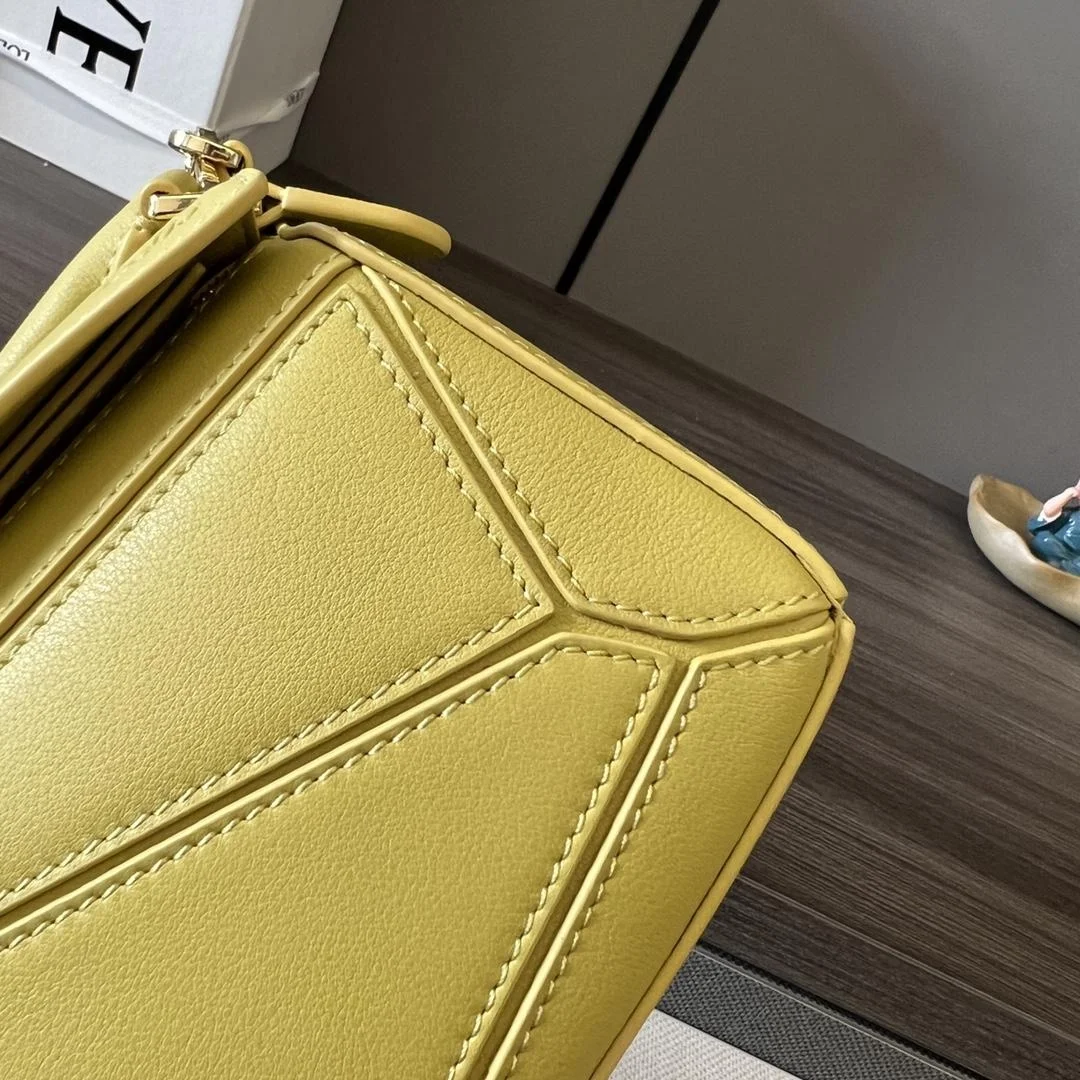 로에베 클래식 카프스킨 미니 퍼즐 백 옐로우