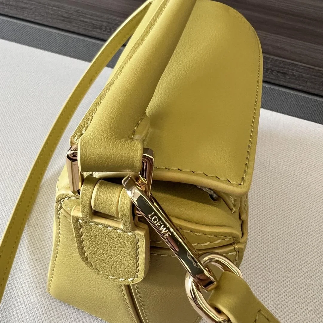 로에베 클래식 카프스킨 미니 퍼즐 백 옐로우