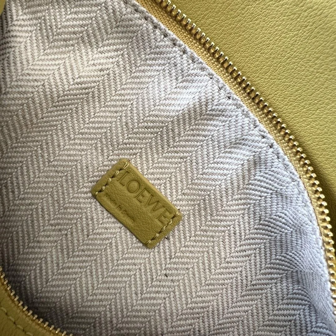 로에베 클래식 카프스킨 미니 퍼즐 백 옐로우