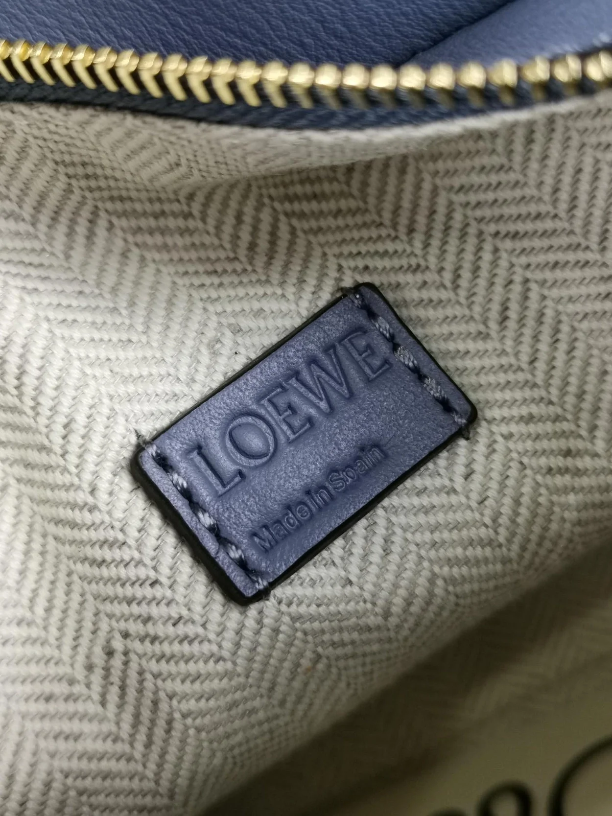 로에베 클래식 카프스킨 미니 퍼즐 백 블루