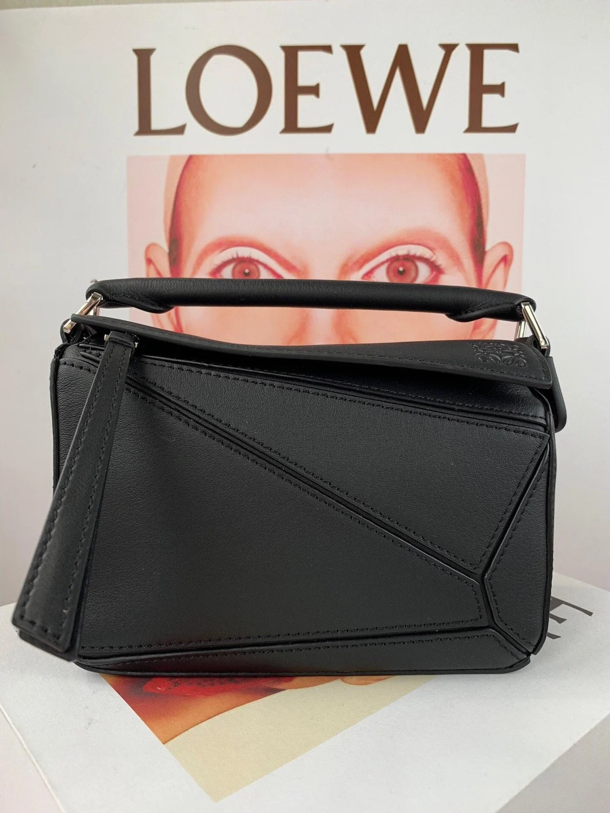 로에베 클래식 카프스킨 미니 퍼즐 백 블랙