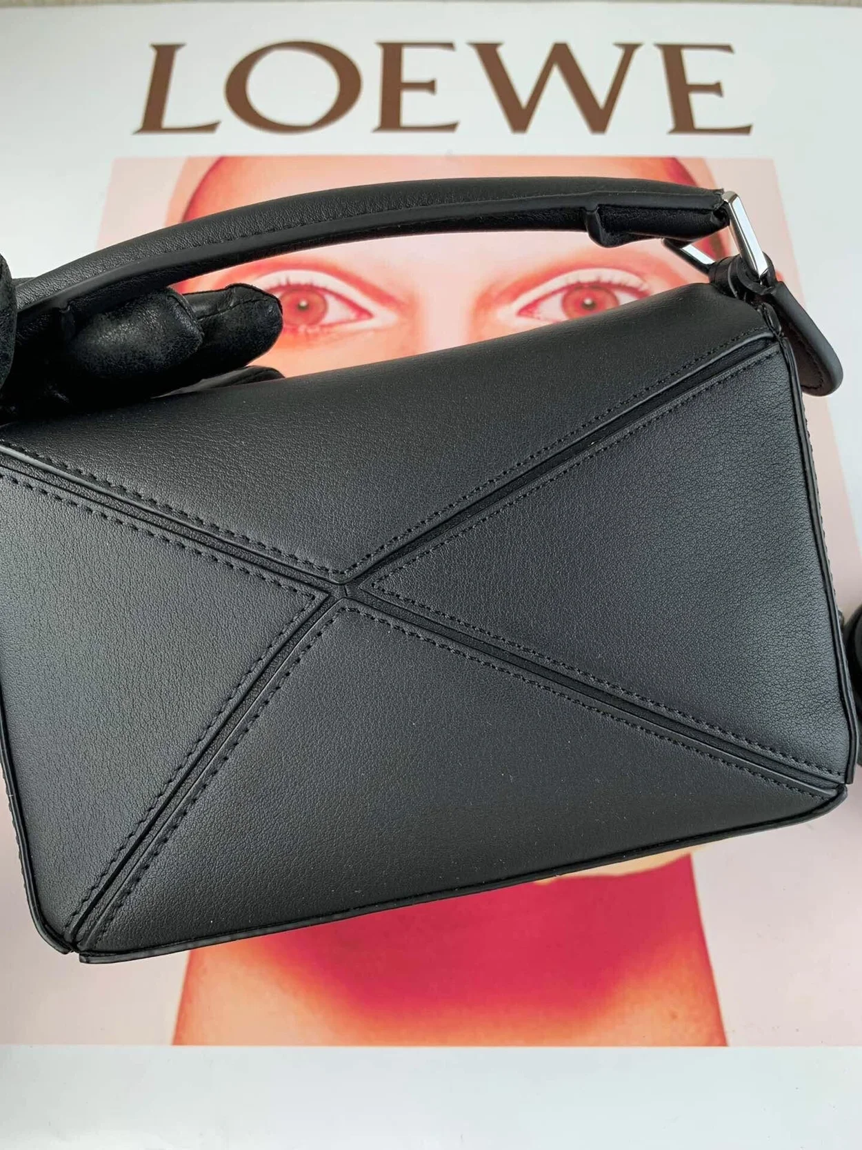 로에베 클래식 카프스킨 미니 퍼즐 백 블랙