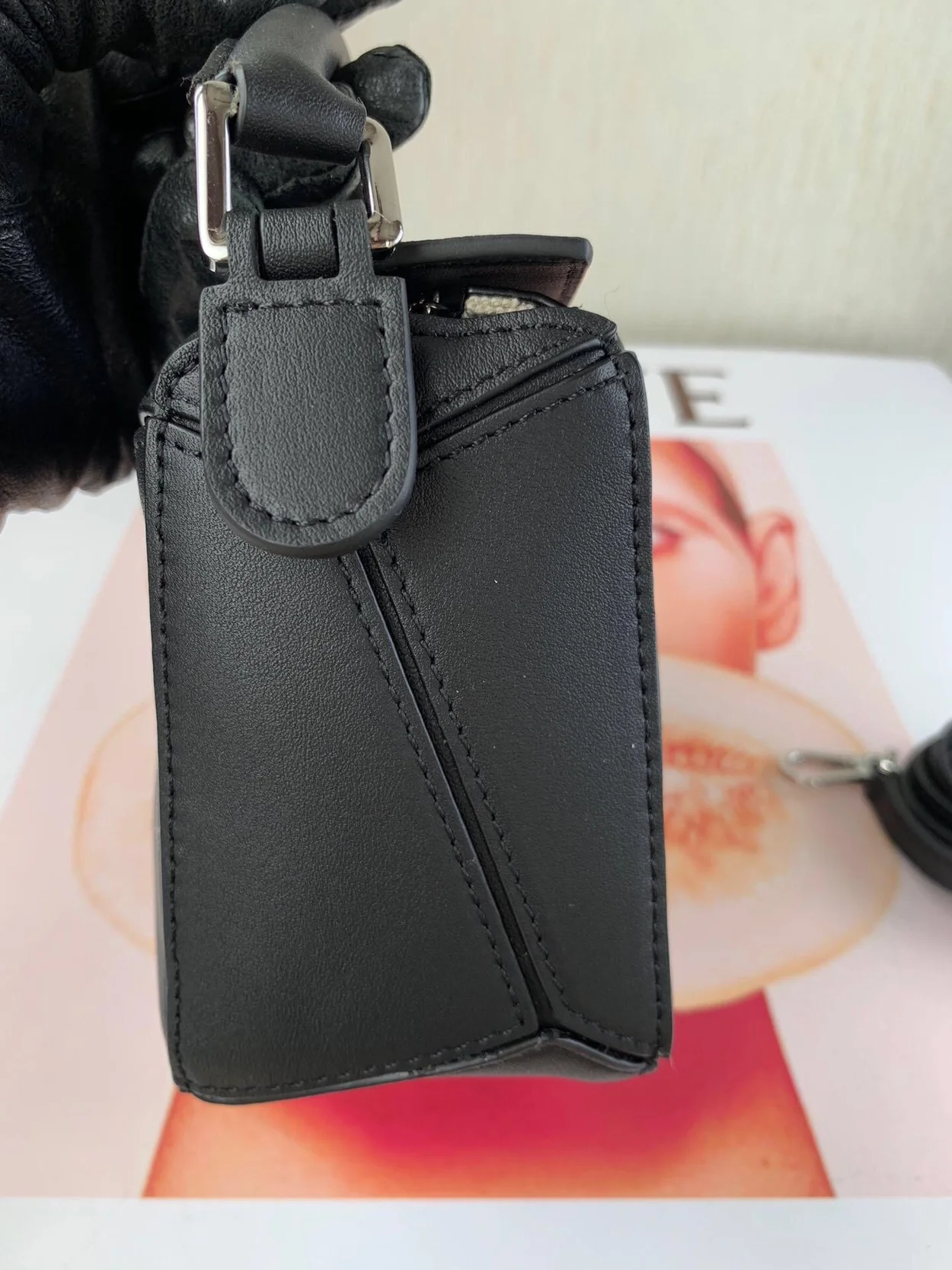 로에베 클래식 카프스킨 미니 퍼즐 백 블랙