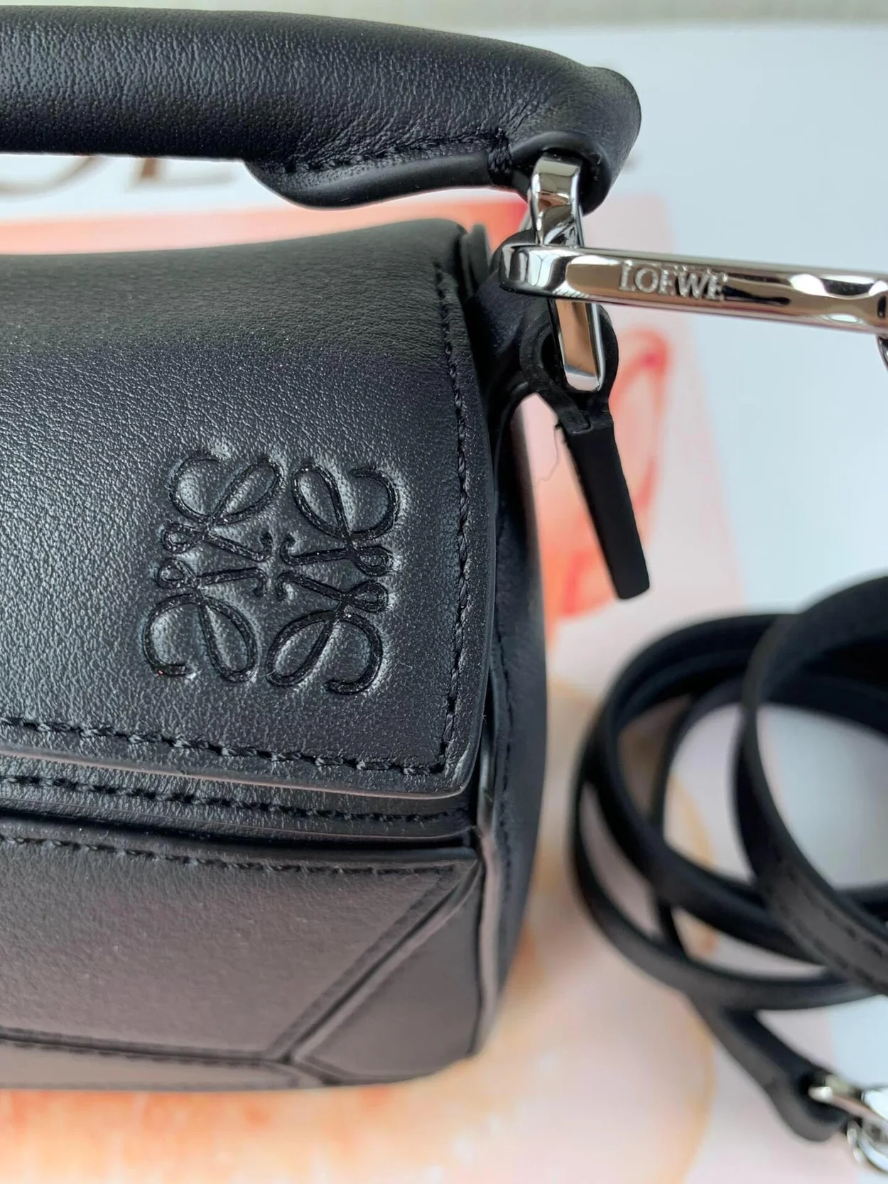 로에베 클래식 카프스킨 미니 퍼즐 백 블랙