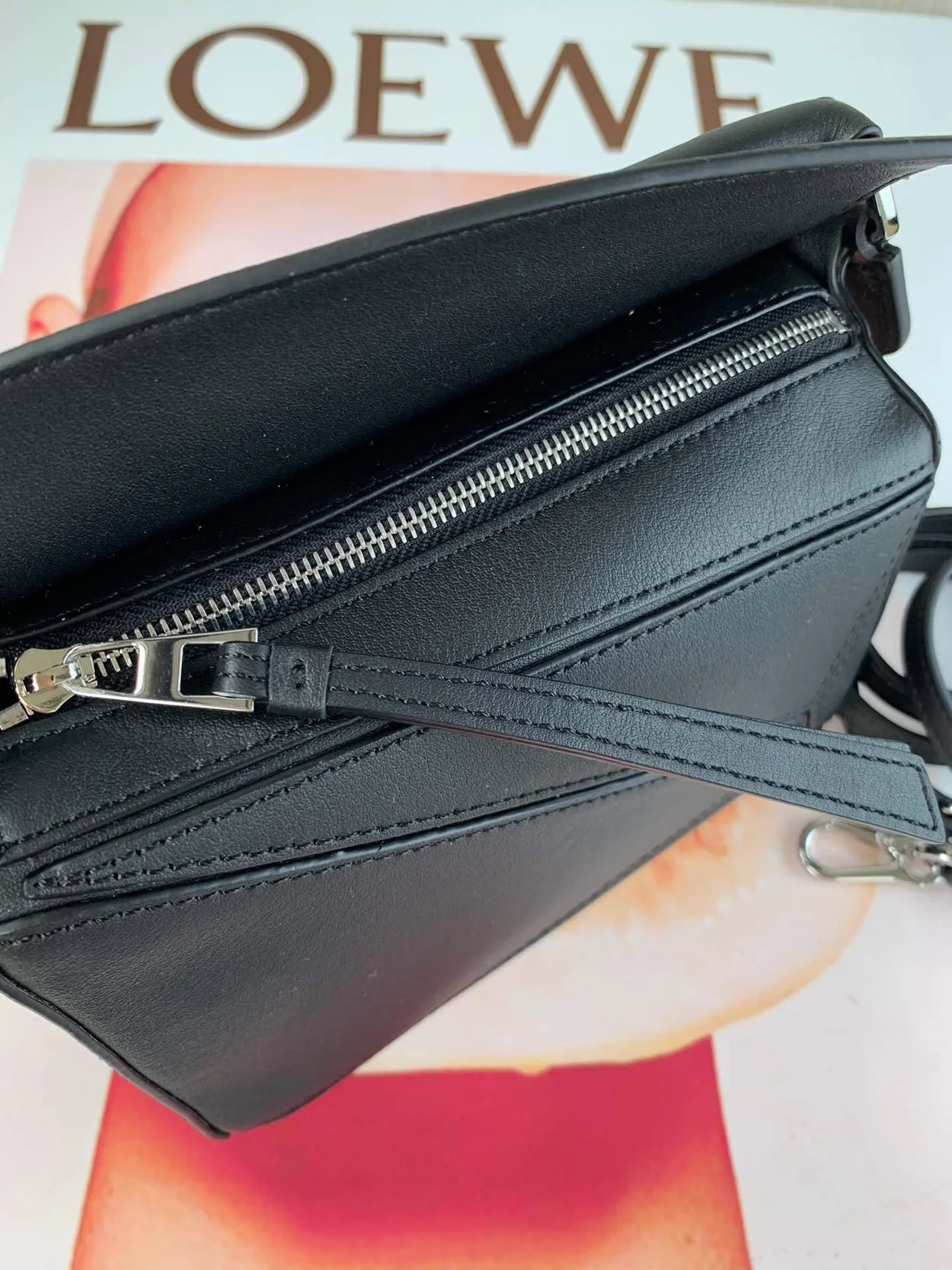 로에베 클래식 카프스킨 미니 퍼즐 백 블랙