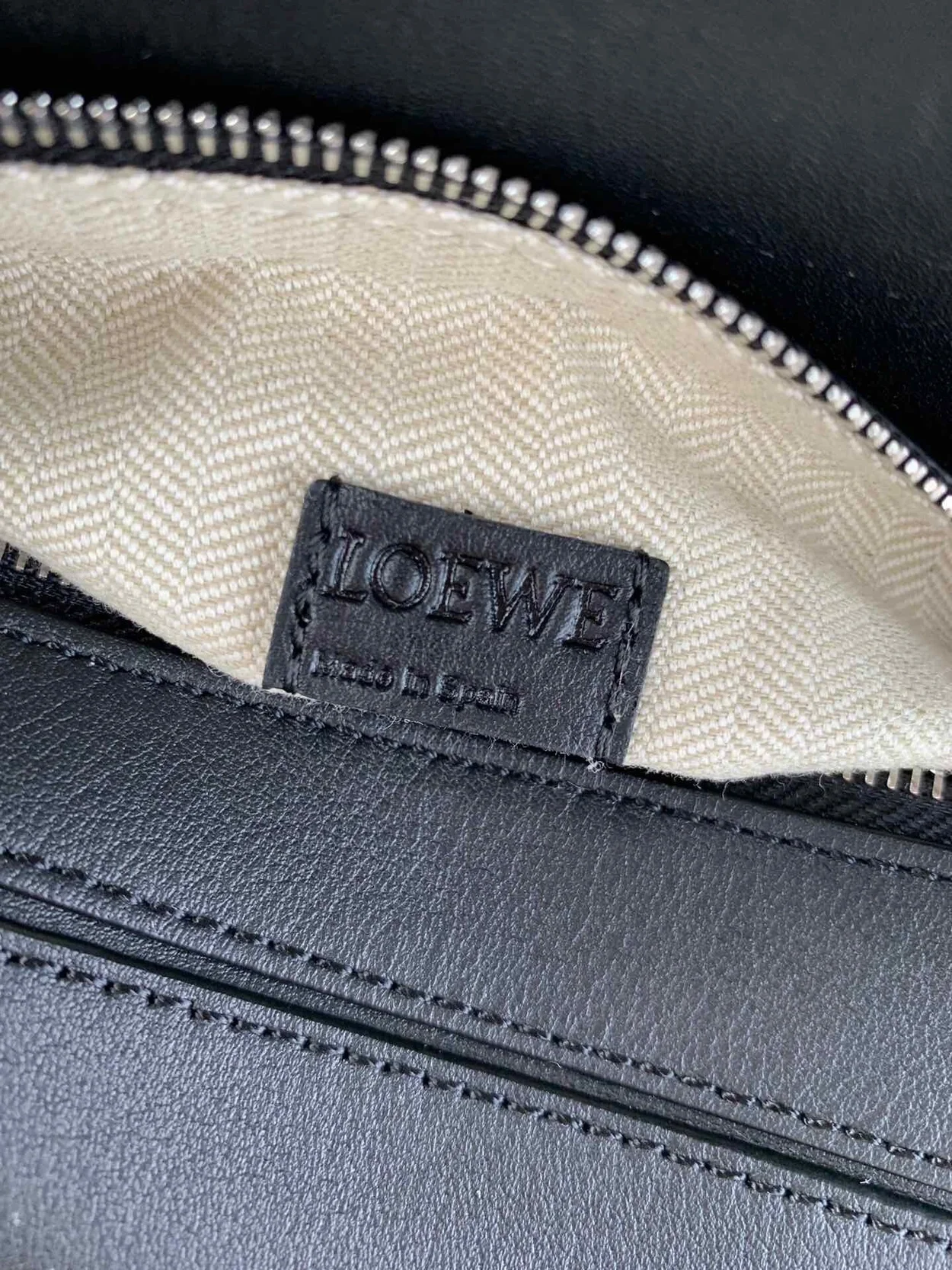 로에베 클래식 카프스킨 미니 퍼즐 백 블랙