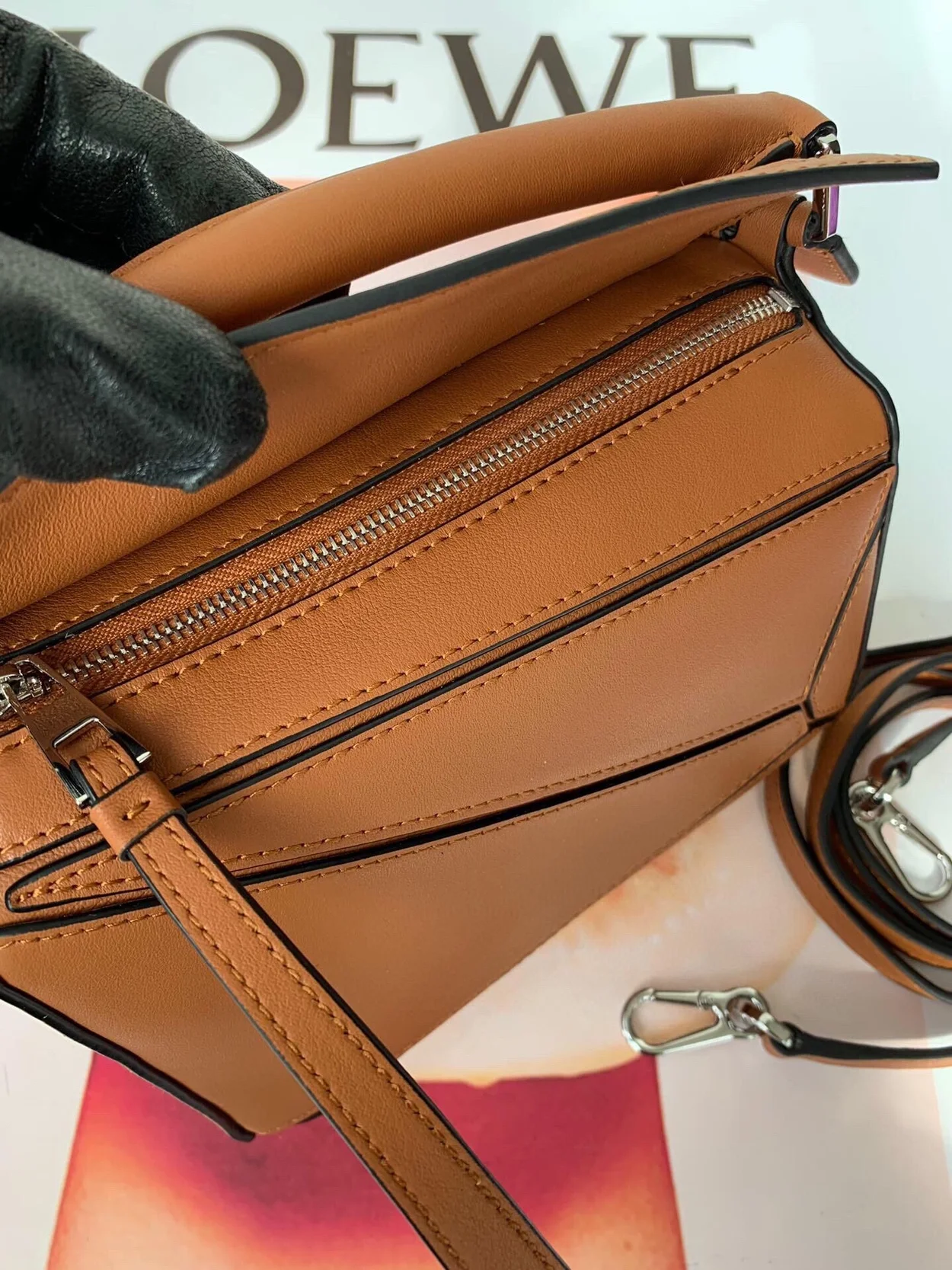 로에베 클래식 카프스킨 미니 퍼즐 백 브라운