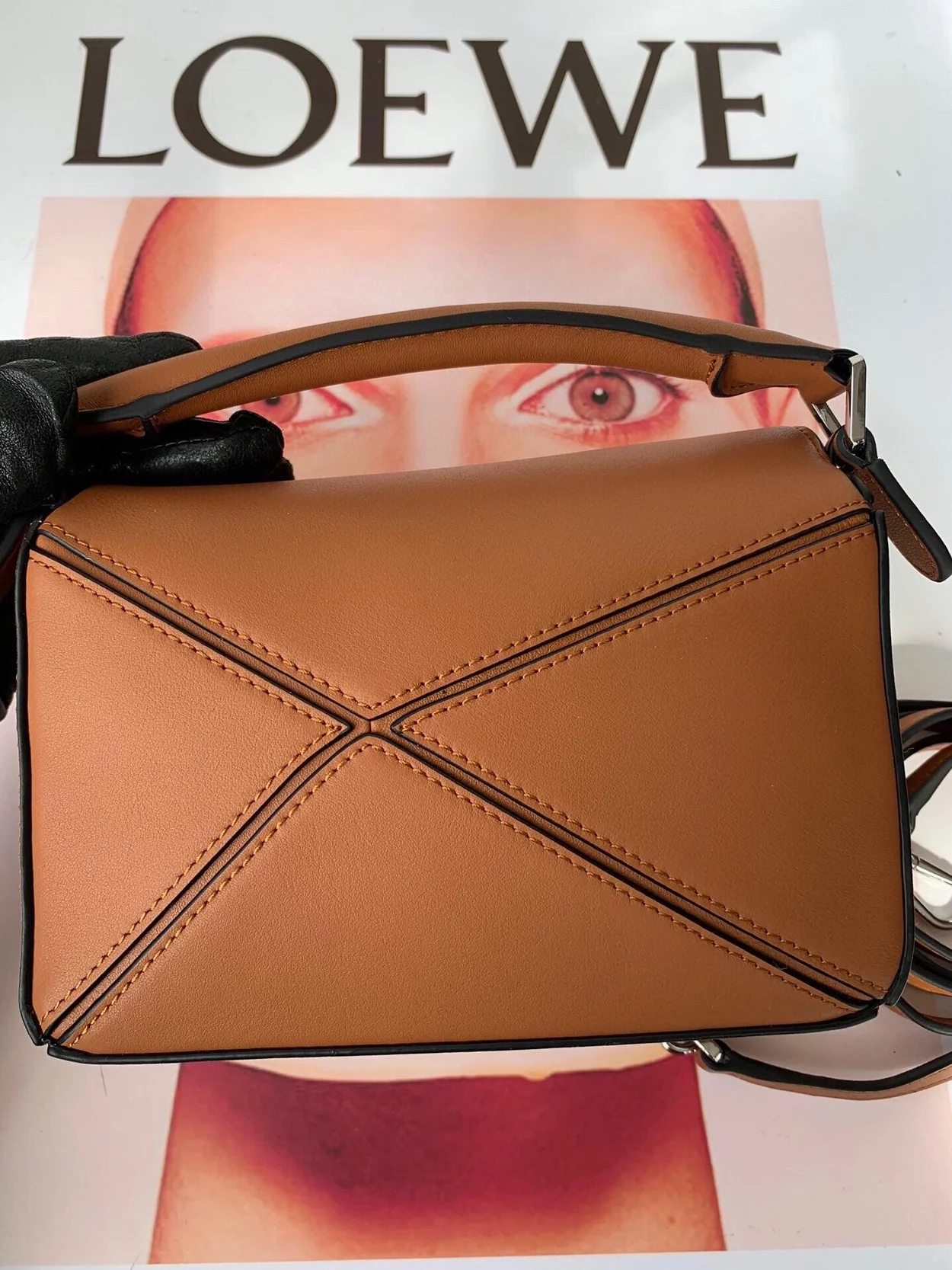 로에베 클래식 카프스킨 미니 퍼즐 백 브라운