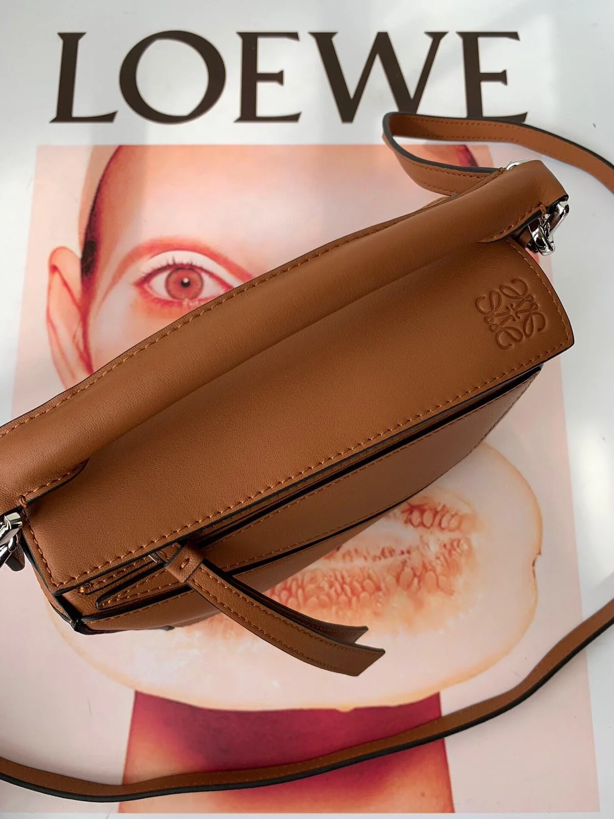 로에베 클래식 카프스킨 미니 퍼즐 백 브라운