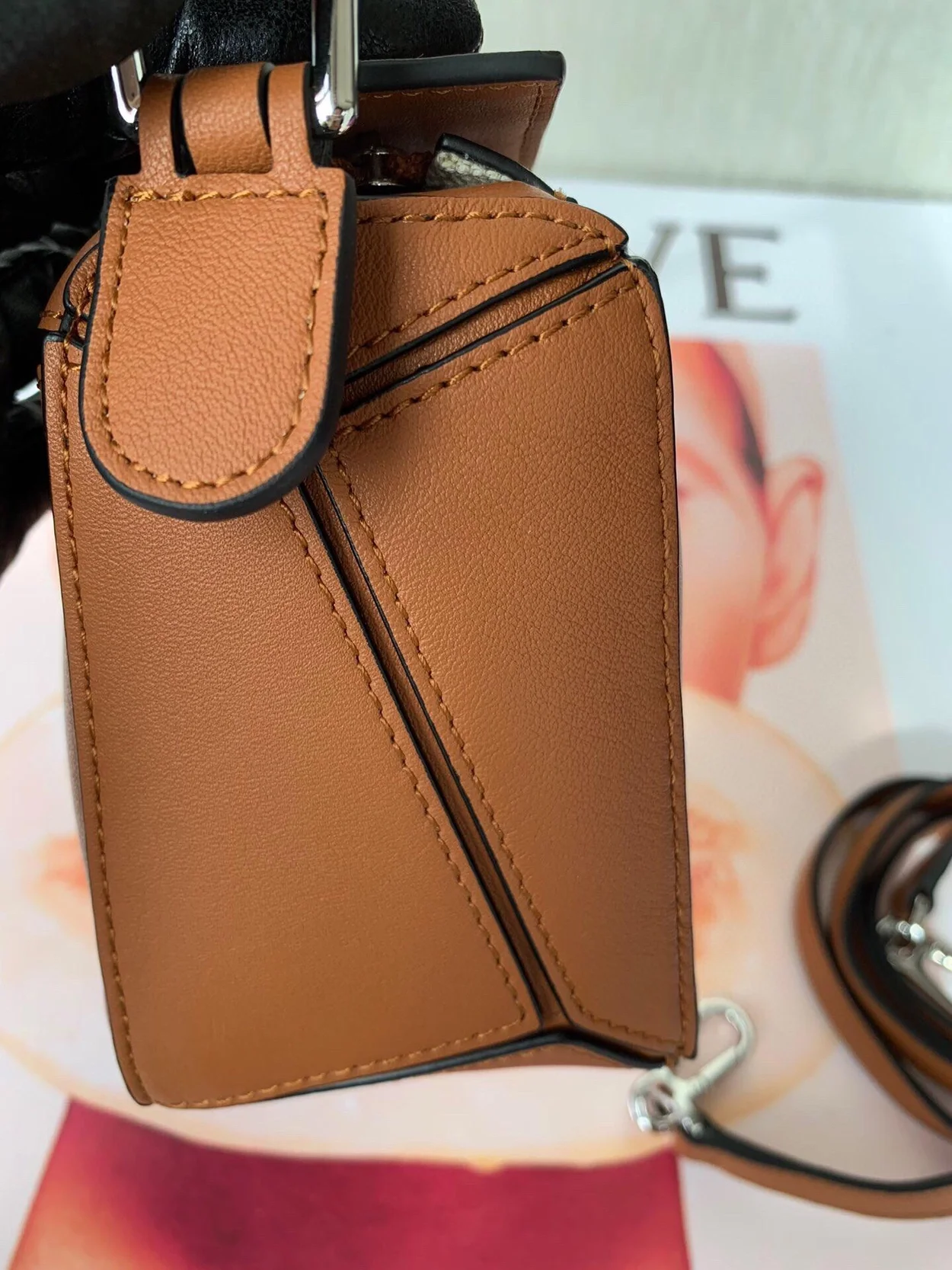 로에베 클래식 카프스킨 미니 퍼즐 백 브라운