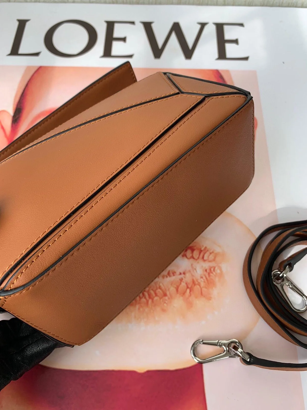 로에베 클래식 카프스킨 미니 퍼즐 백 브라운