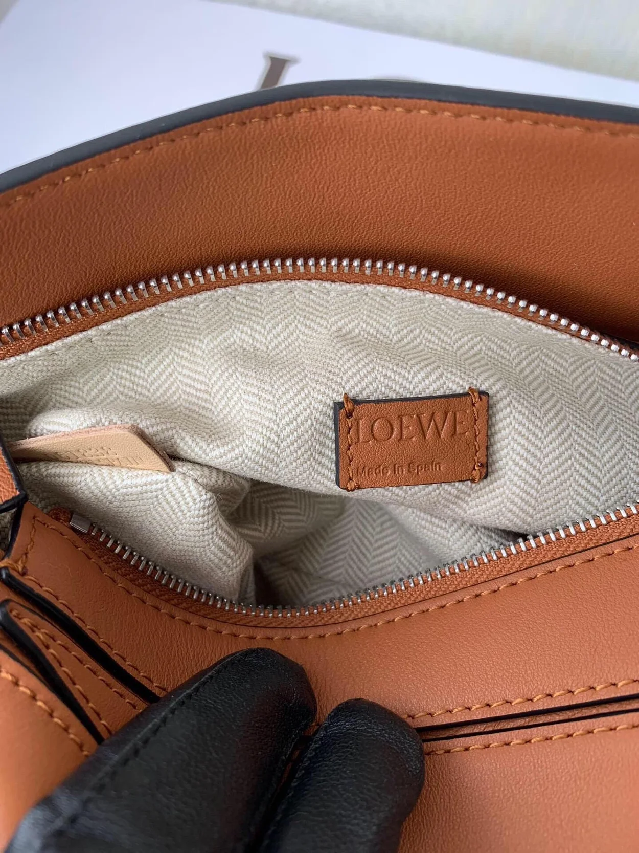 로에베 클래식 카프스킨 미니 퍼즐 백 브라운