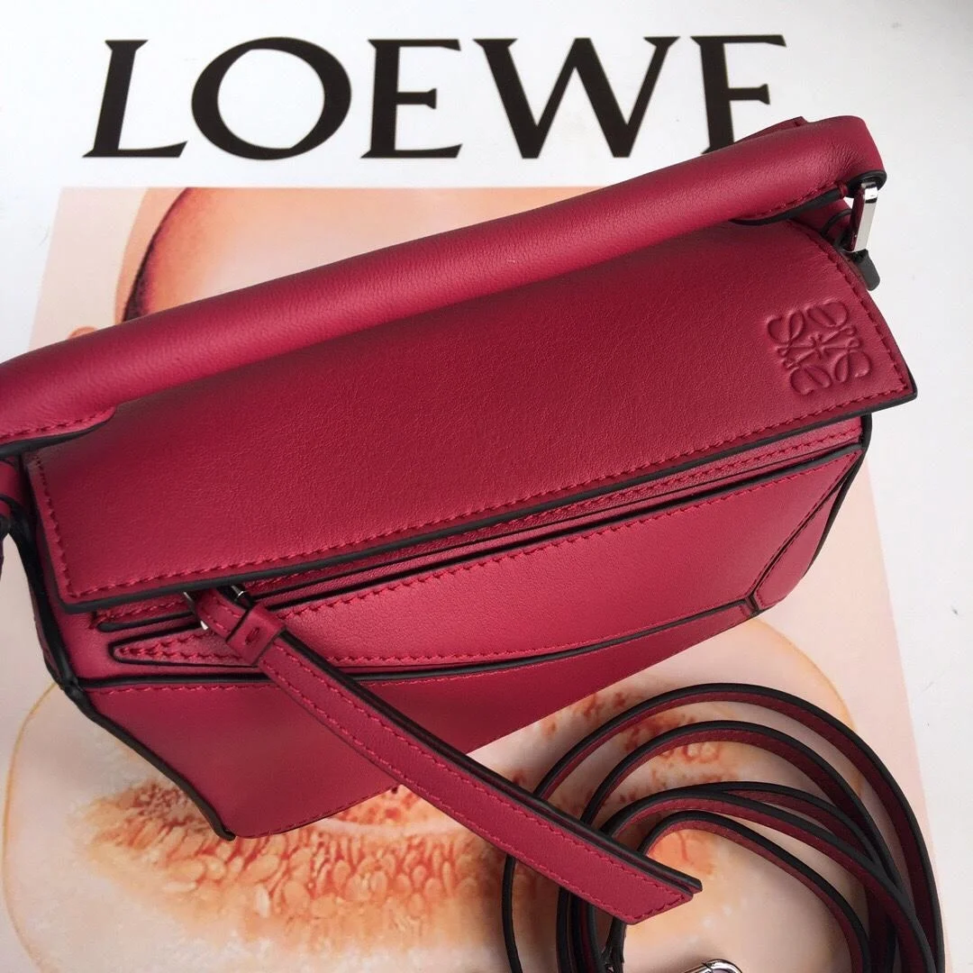 로에베 클래식 카프스킨 미니 퍼즐 백 레드