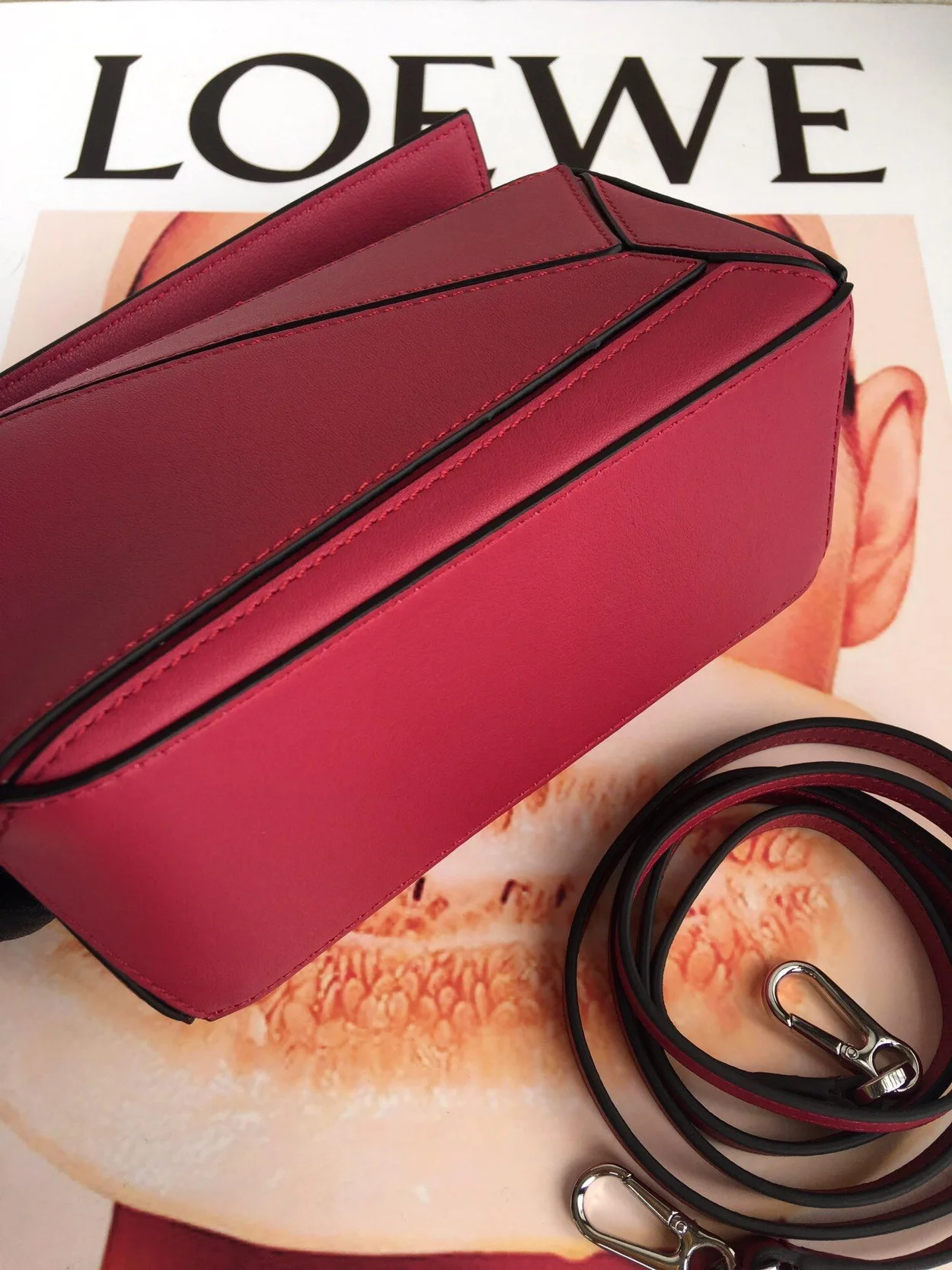 로에베 클래식 카프스킨 미니 퍼즐 백 레드