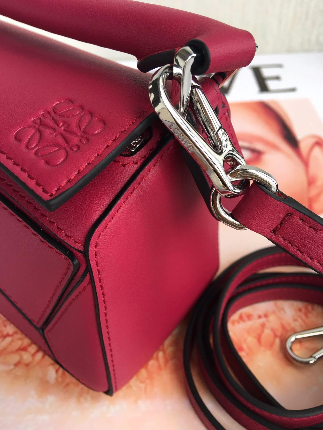 로에베 클래식 카프스킨 미니 퍼즐 백 레드